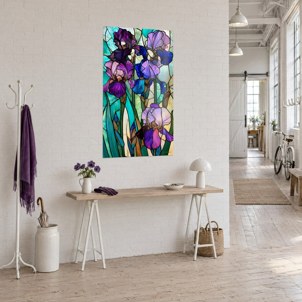 Quadro di fiori di iris stile Tiffany, corolle porpora e lavanda su vetrata verde, vista a tre quarti in un loft d'artista