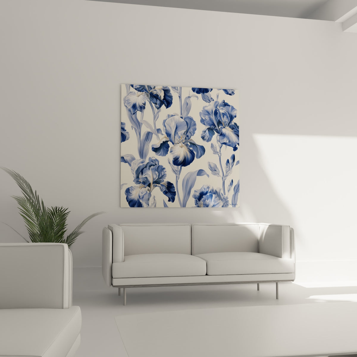 Bouquet d'iris ivoire et bleu profond, tableau suspendu au-dessus d'un canapé dans un salon lumineux