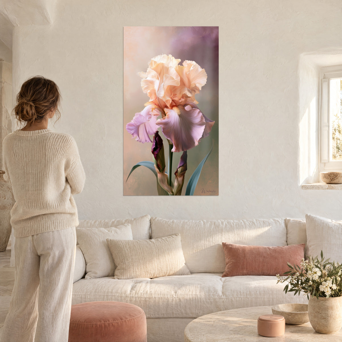 Quadro iris barbuto dai petali pesca stropicciati e labbro malva, donna di spalle, sopra un divano in un soggiorno luminoso