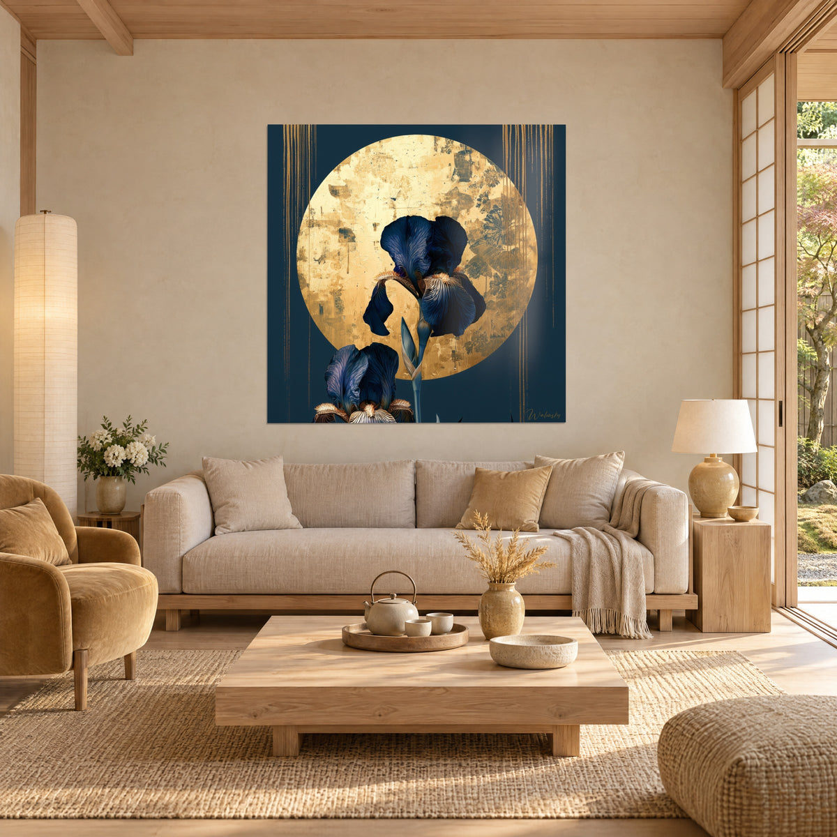 Cuadro iris índigo frente a un disco dorado agrietado sobre fondo azul noche, encima de un sofá en un salón luminoso