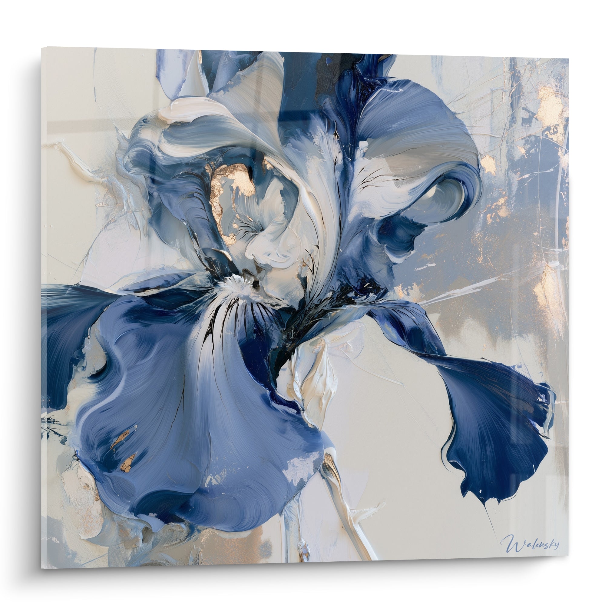 Iris peint en larges pétales bleu marine et ivoire, touches dorées, style pictural expressif et fluide