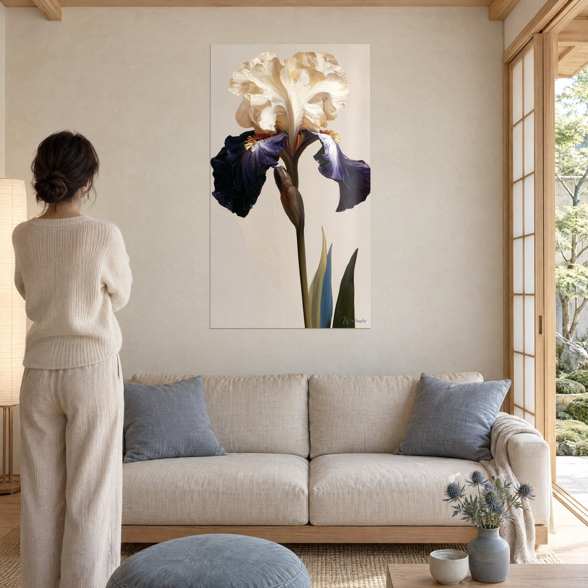 Quadro iris dalla barba crema con volute in rilievo, petali viola notte, foglie verde oliva, sopra un divano in un soggiorno luminoso