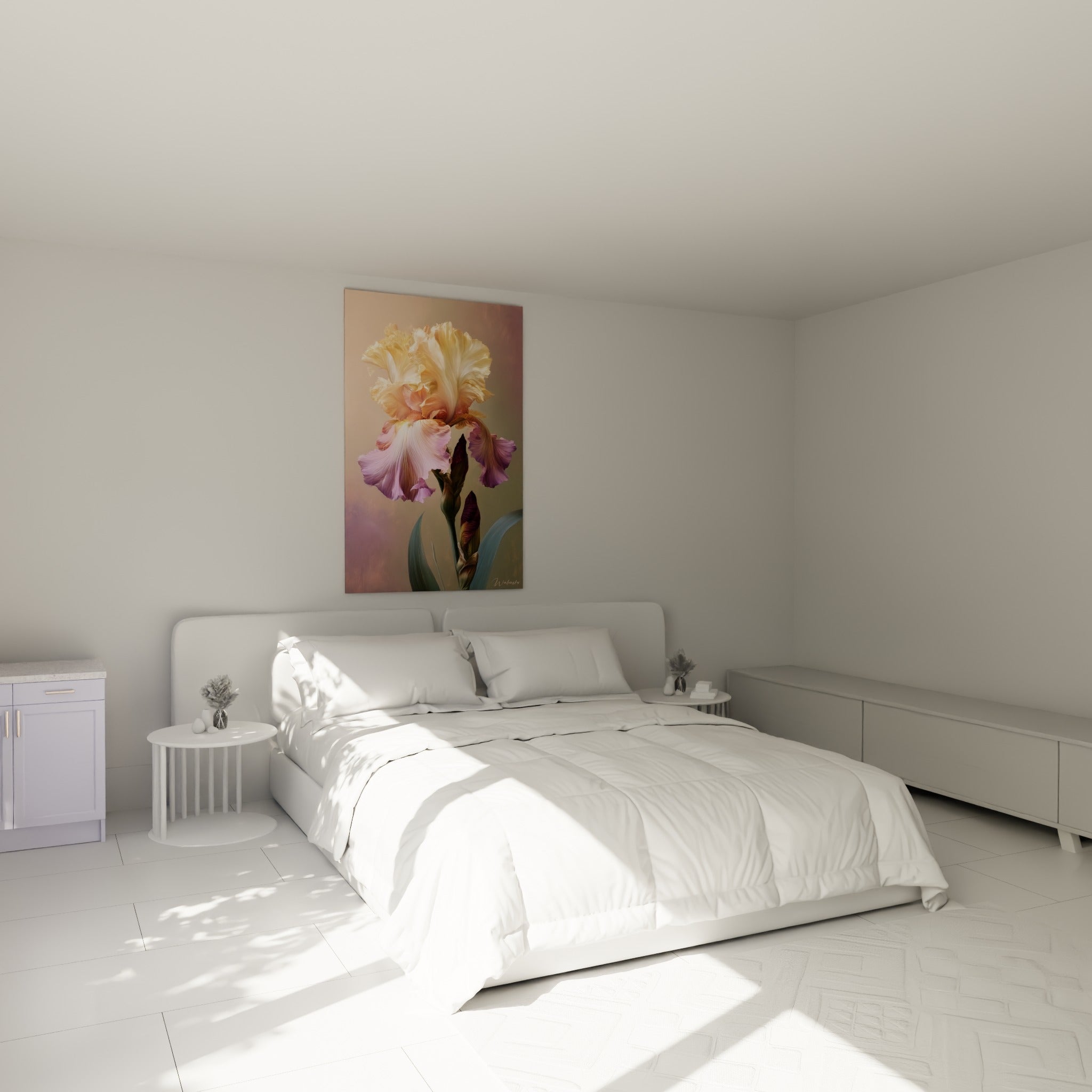 Fleur d'iris dorée et lilas aux volutes soyeuses, au-dessus d'un lit dans une chambre claire