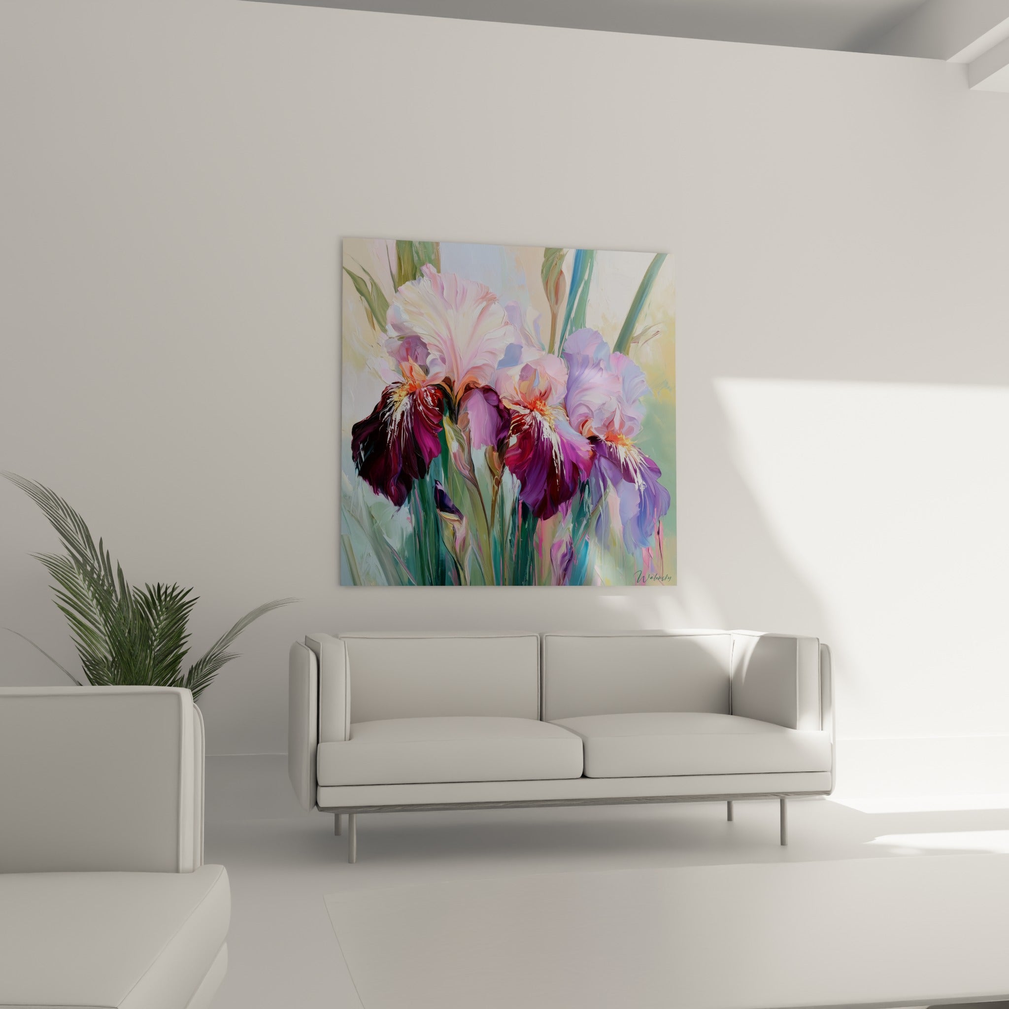 Fleurs d'iris blanc rosé et pourpre profond disposées au-dessus d'un canapé dans un salon lumineux