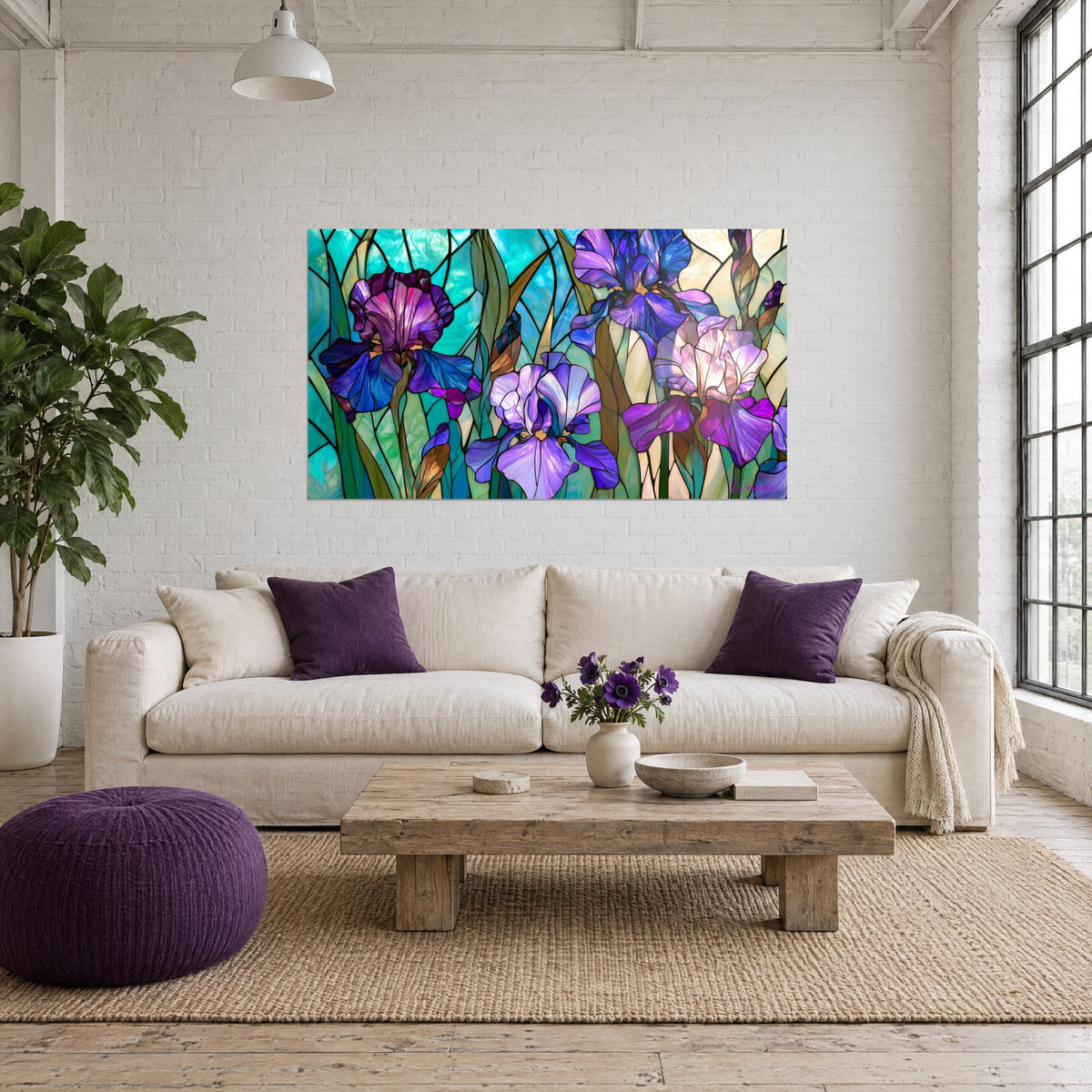 Cuadro iris morados sobre vitral turquesa, pétalos azul cobalto delineados con plomo negro, encima de un sofá en un salón luminoso