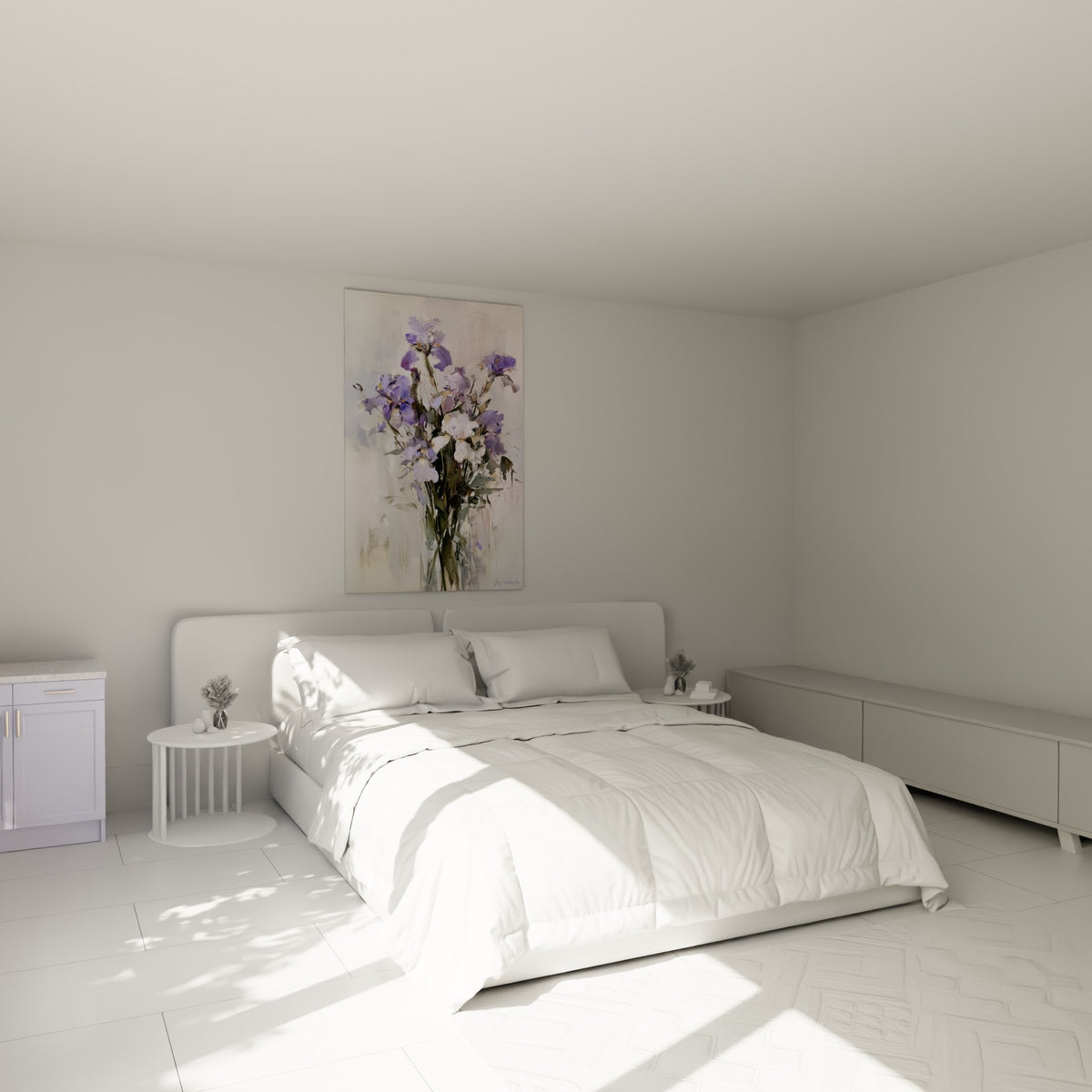 Iris mauve et blanc en pleine floraison au-dessus d'un lit dans une chambre claire