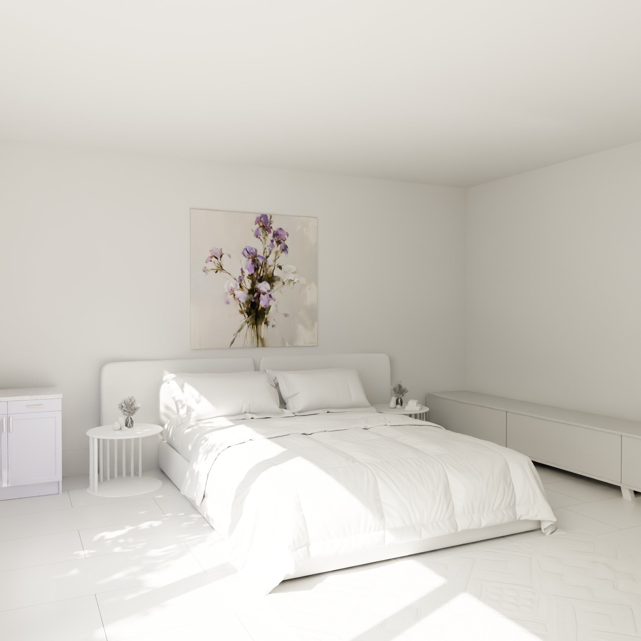 Fleurs d'iris mauves et ivoire peintes à l'huile au-dessus d'un lit dans une chambre claire