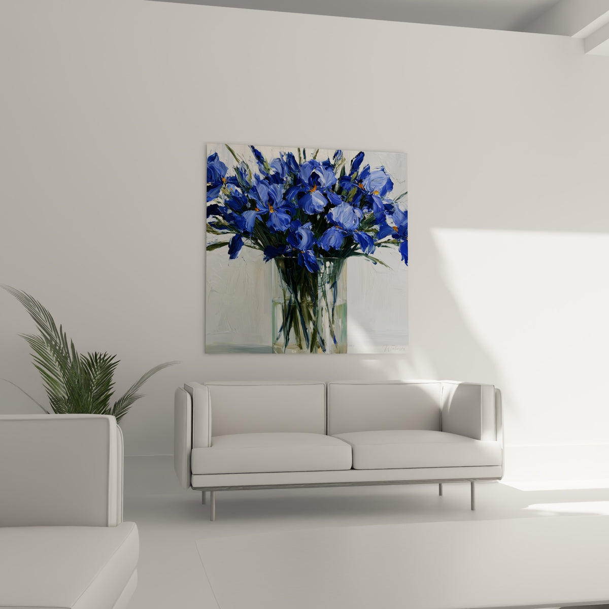 Fleurs d'iris bleu lavande et vert olive dans un vase, au-dessus d'un canapé dans un salon lumineux