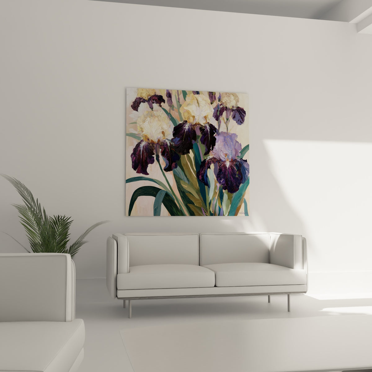 Fleurs d'iris violet aubergine et ivoire au-dessus d'un canapé dans un salon lumineux