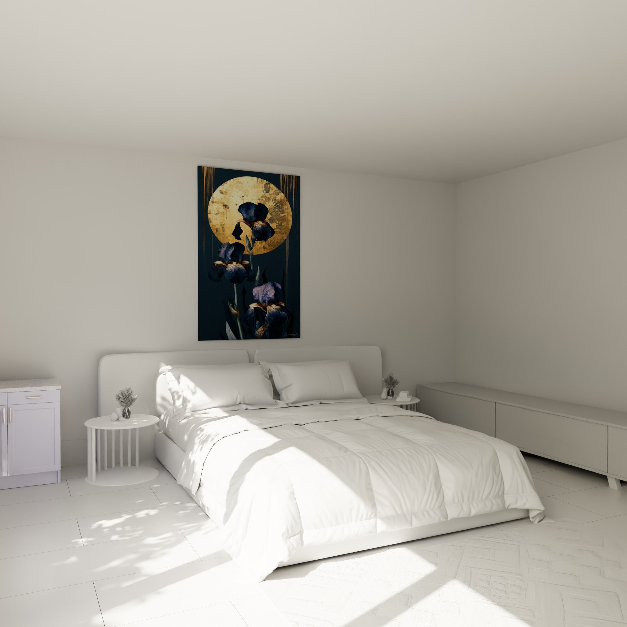 Fleurs d'Iris bleu marine et dorées composées avec finesse, au-dessus d'un lit dans une chambre claire