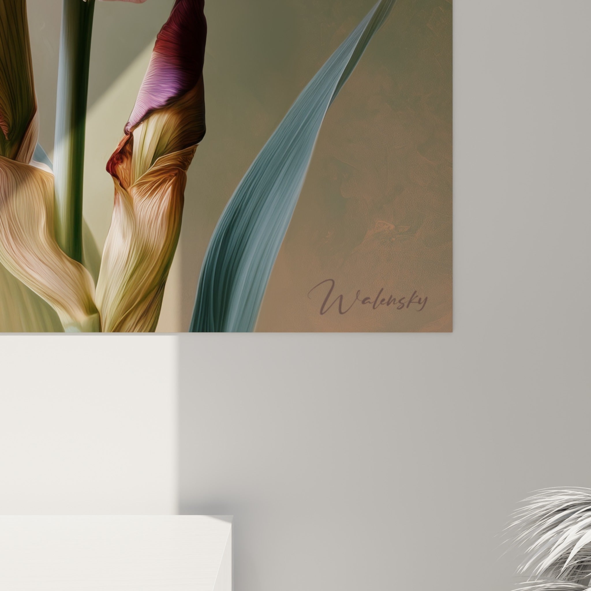 Grain satiné des pétales d'iris pêche et mauve, veines dorées visibles au cœur de la fleur