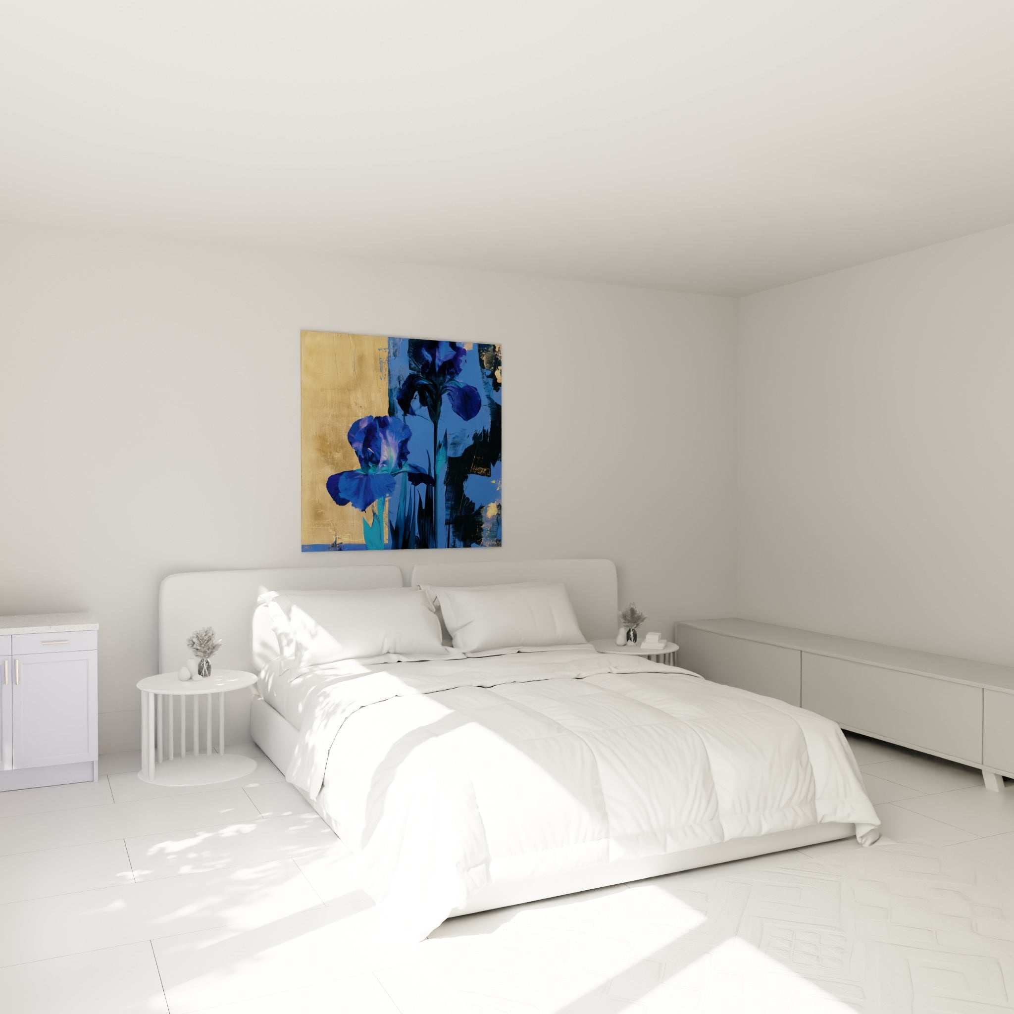Fleurs d'iris indigo et turquoise sur fond doré, accrochées au-dessus d'un lit dans une chambre claire