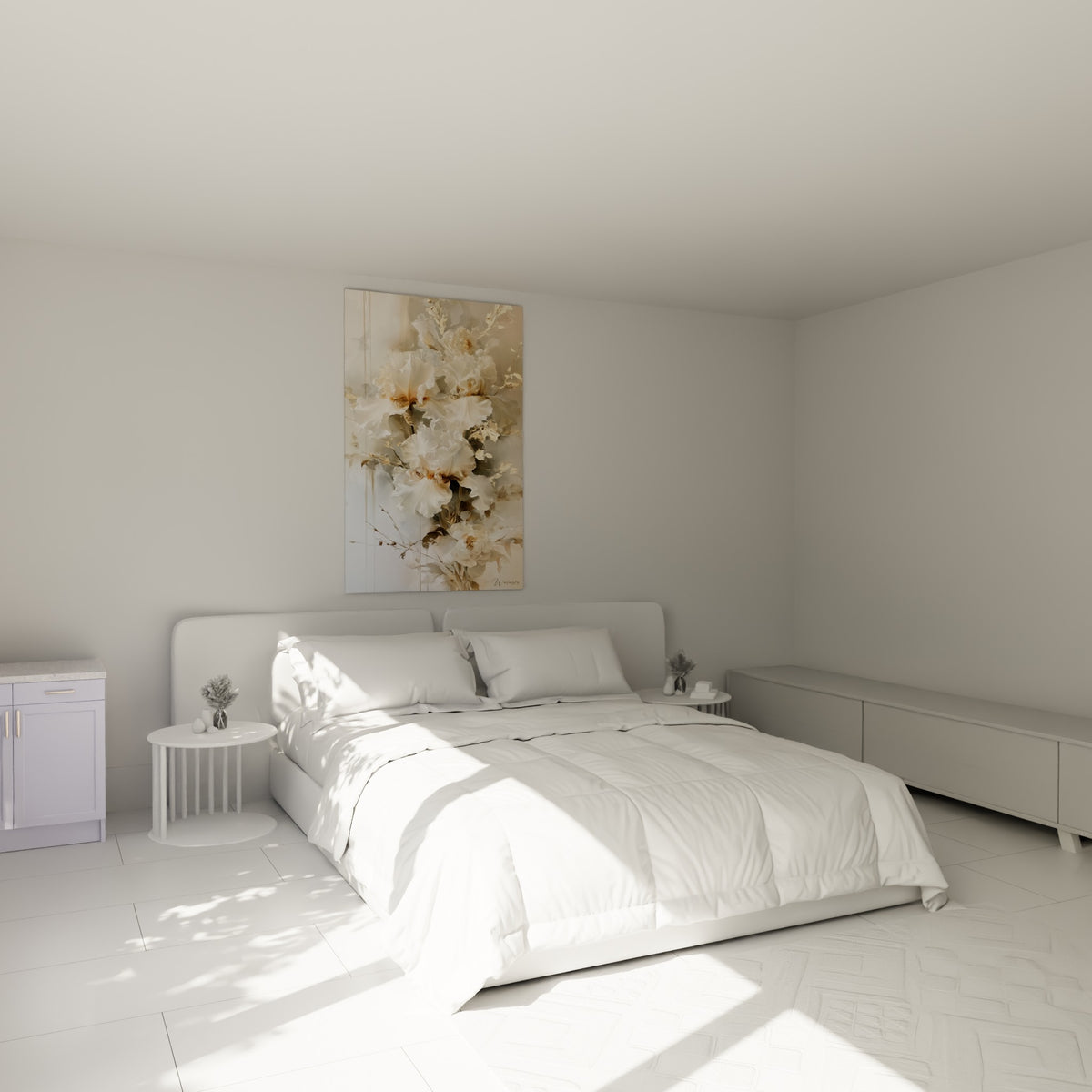 Bouquet d'iris ivoire et doré déployé au-dessus d'un lit dans une chambre claire