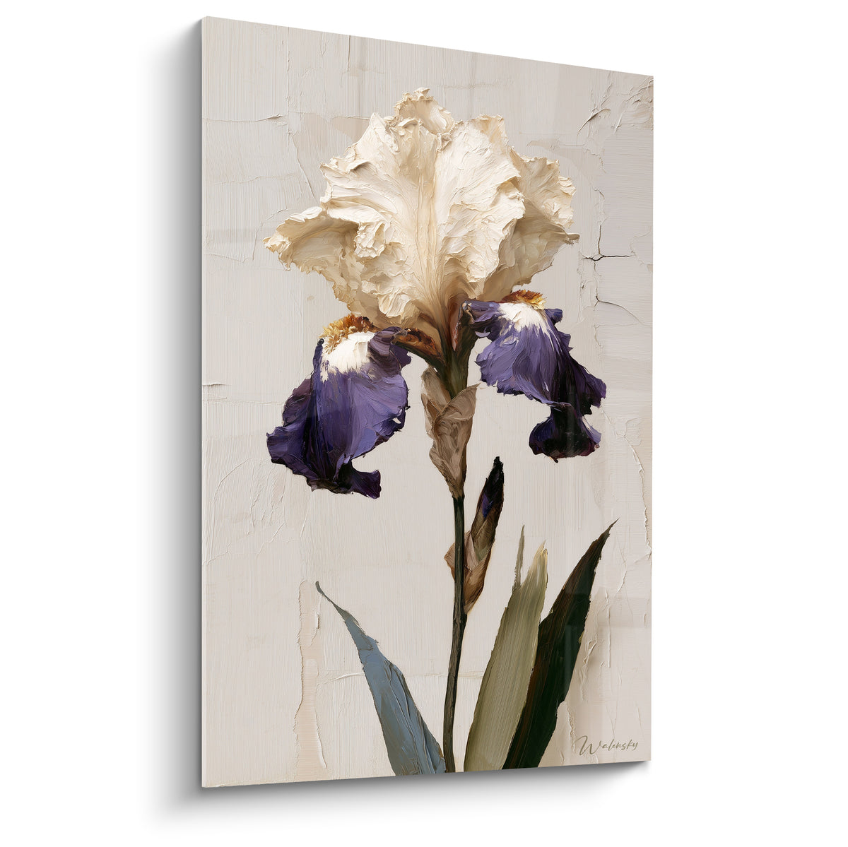 Iris aux pétales ivoire et violets, empâtements épais sur fond beige craquelé texturé