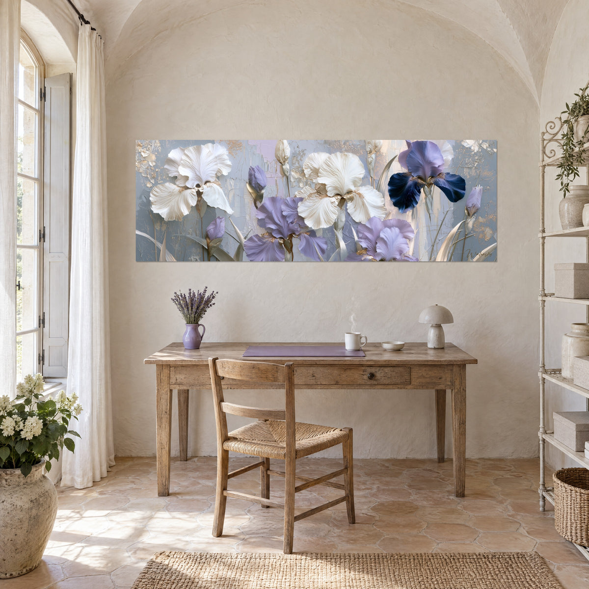 Gemälde Fries aus purpurnen und perlmuttfarbenen Iris auf rissigem perlgrauem Hintergrund, über einem Schreibtisch aus hellem Holz