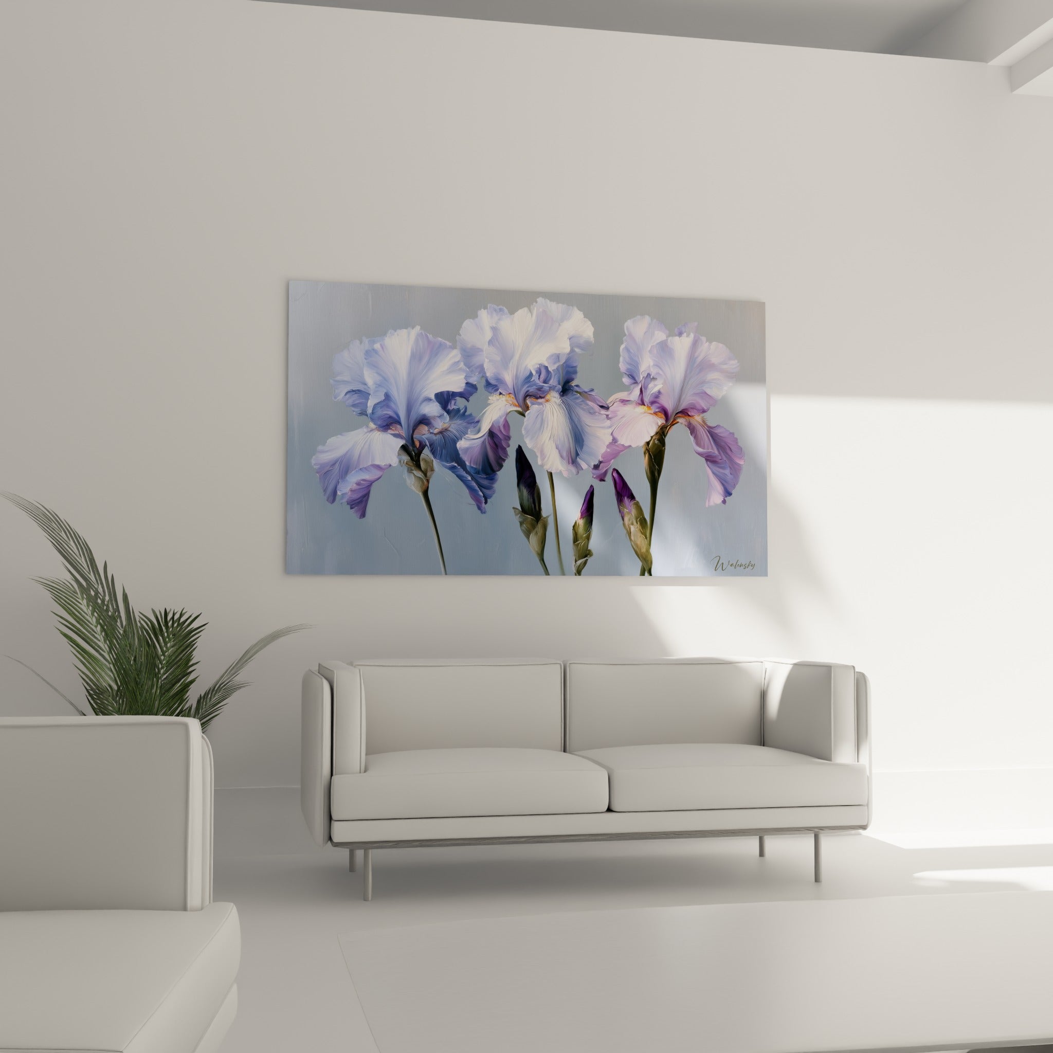 Trois iris lilas et gris bleuté disposés au-dessus d'un canapé dans un salon lumineux