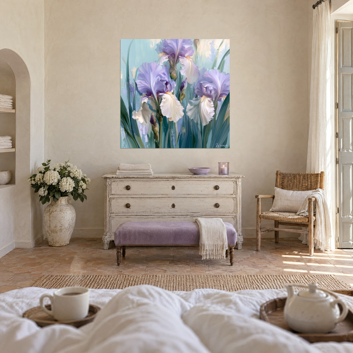 Cuadro de trío de lirios violeta con corazones dorados, tallos verde azulado, sobre una cama en un dormitorio luminoso