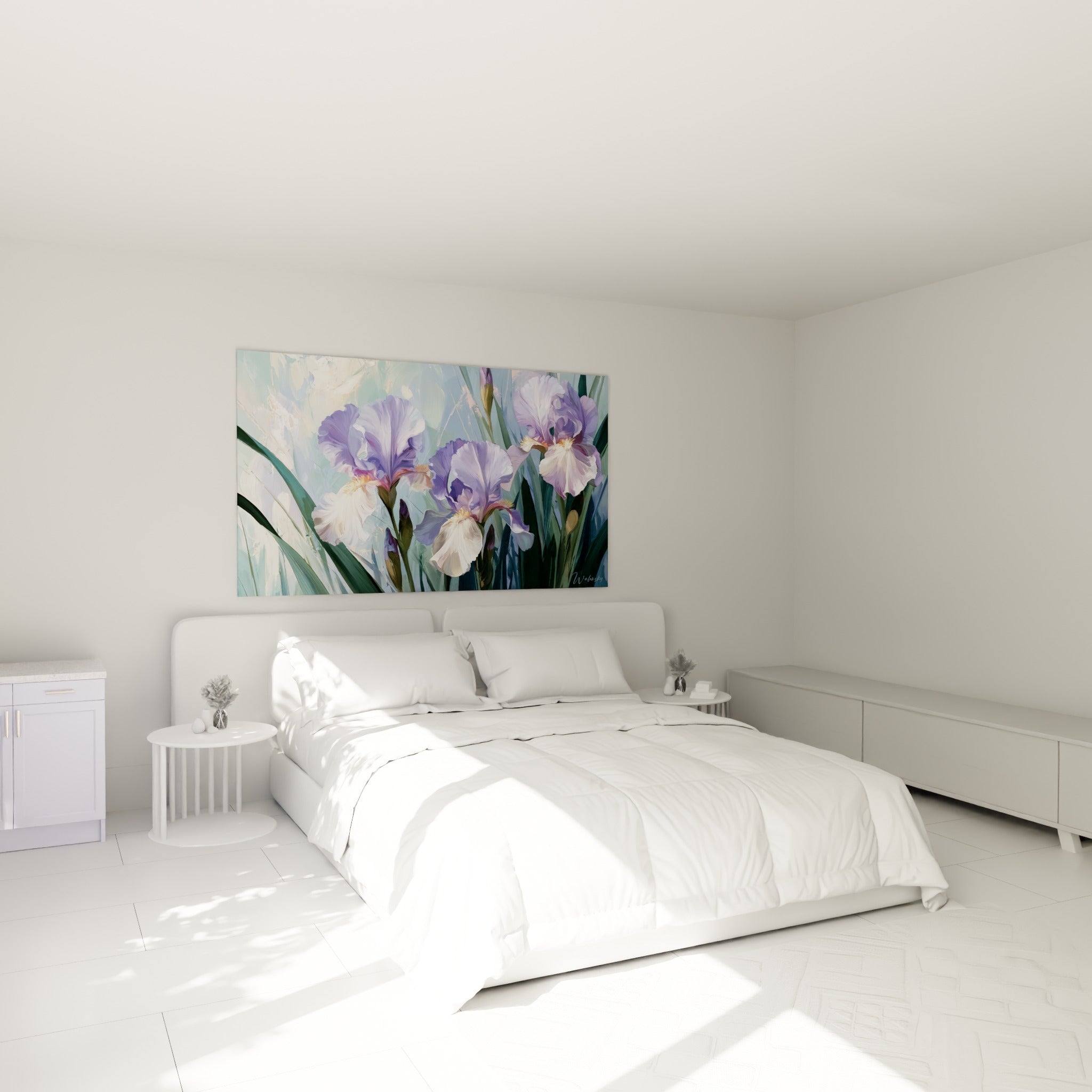 Bouquet d'iris mauve et blanc crème au-dessus d'un lit dans une chambre claire
