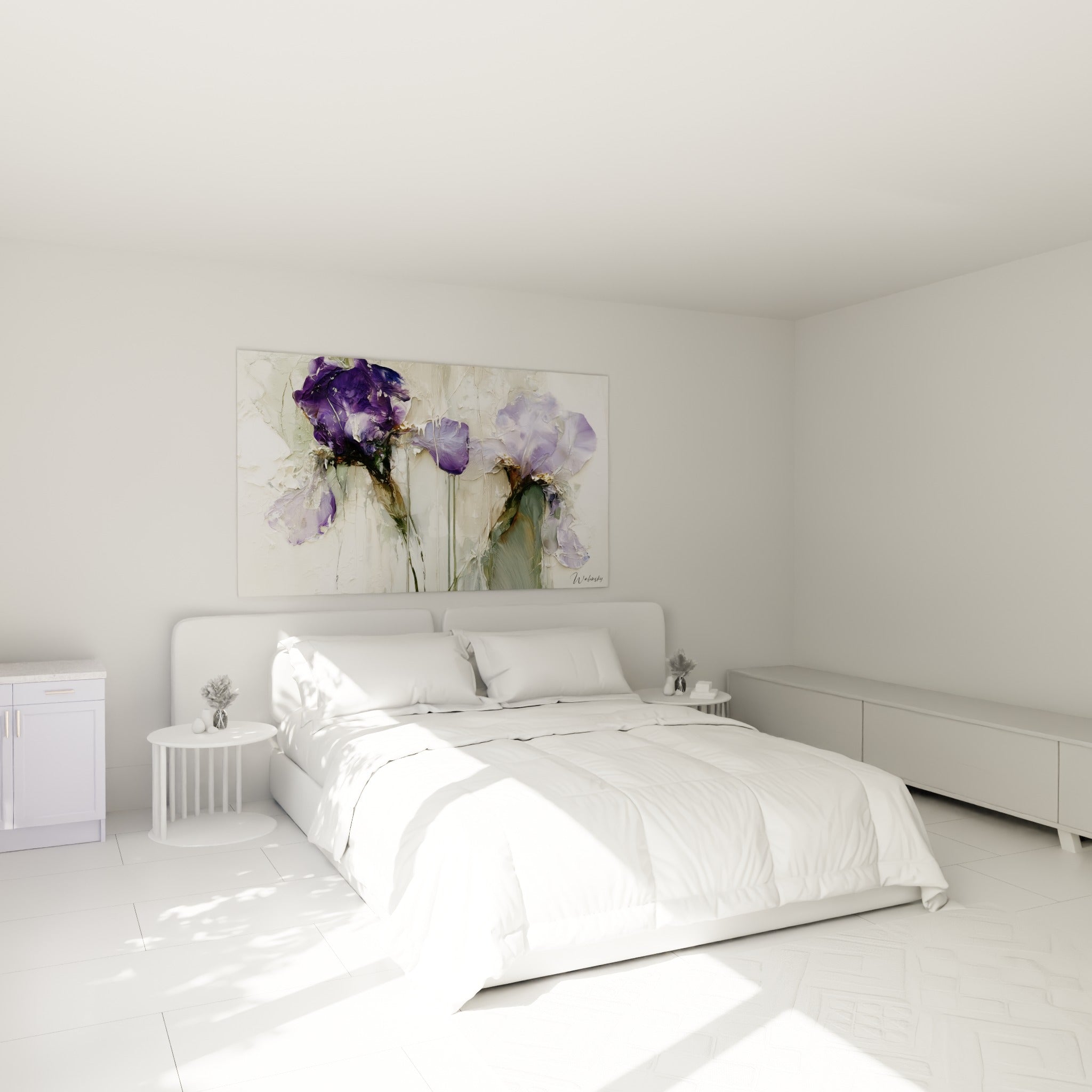 Fleurs d'iris mauve et ivoire peintes en relief, accrochées au-dessus d'un lit dans une chambre claire