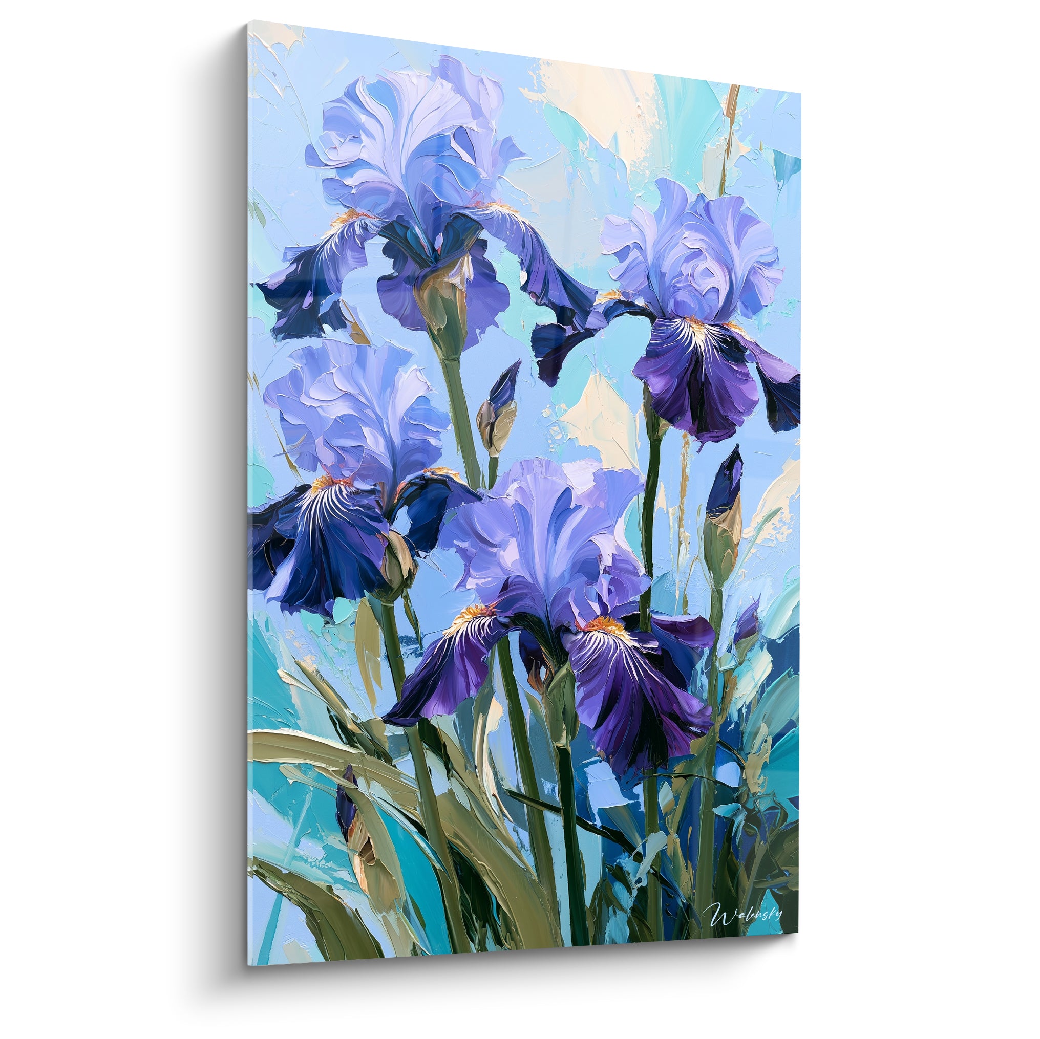 Iris mauves aux cœurs dorés déployés sur fond turquoise et bleu ciel peint en larges touches