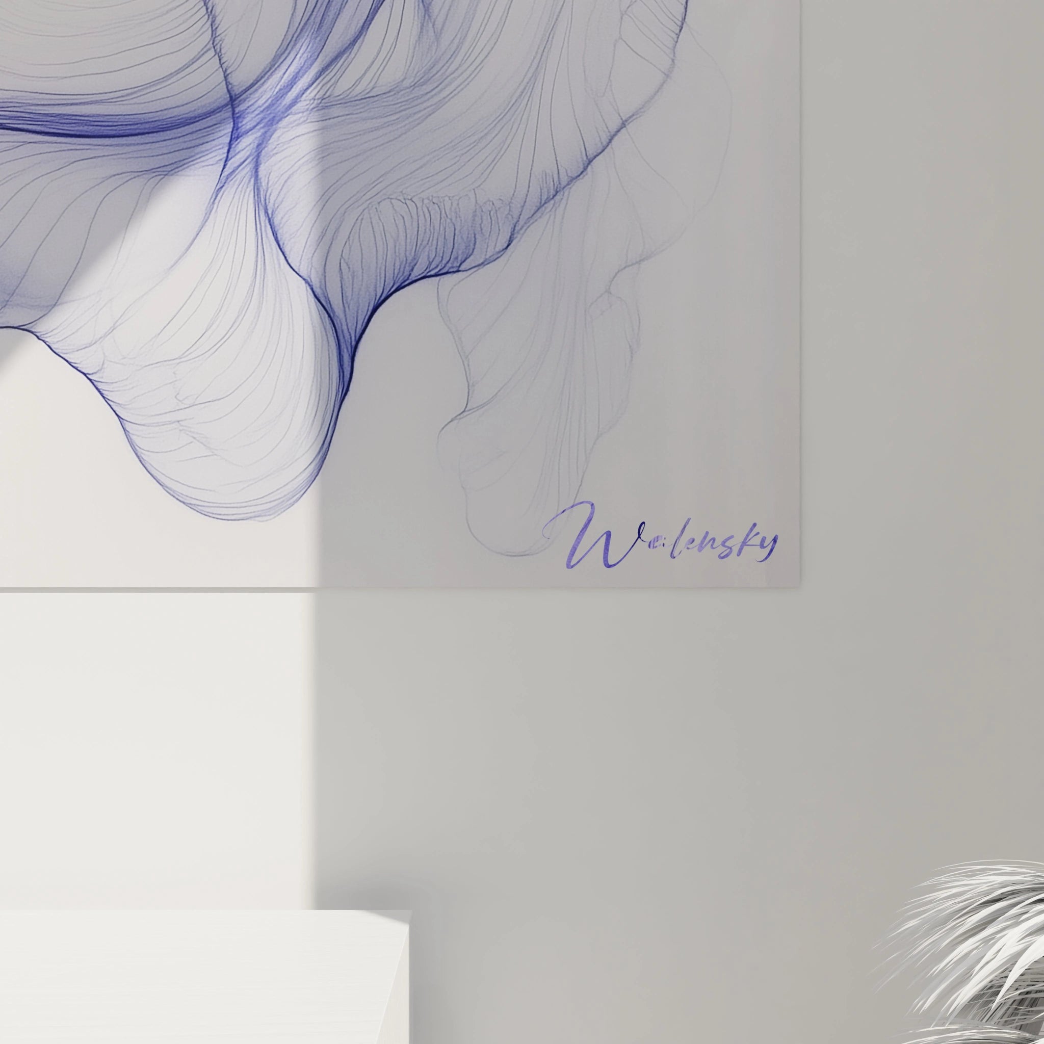 Un tableau iris nature avec un iris stylisé aux teintes violettes et dorées. Les contours précis et les nuances douces accentuent la finesse des pétales sur un fond lumineux et épuré.