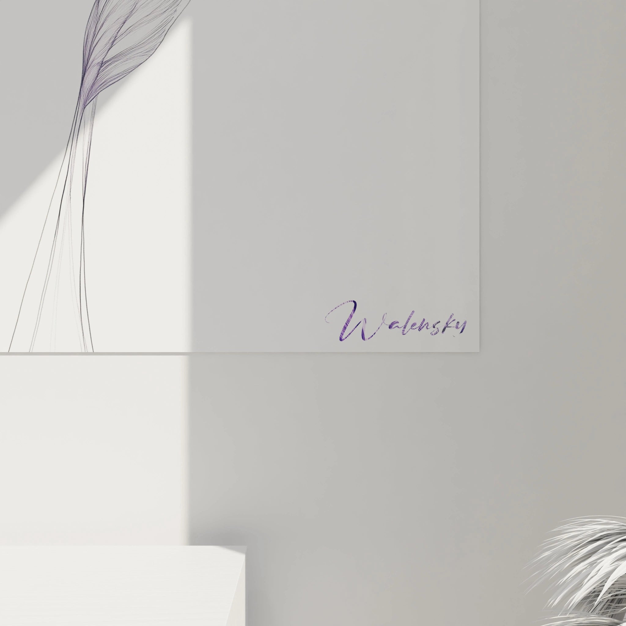 Un tableau iris nature illustrant un iris aux pétales semi-transparents en dégradé de violet et blanc, avec des détails linéaires précis, créant une texture visuelle évoquant la délicatesse du végétal.