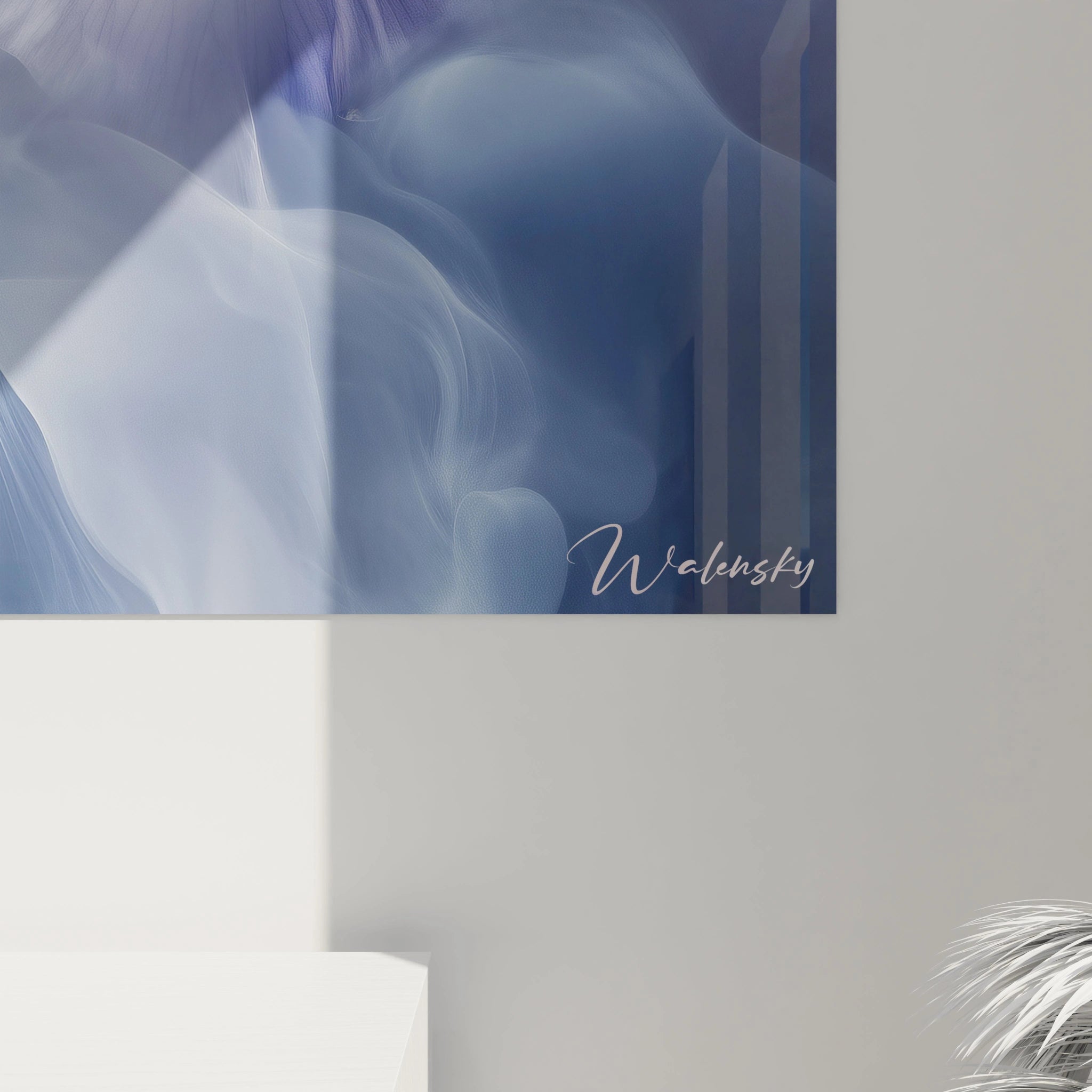 Tableau Iris nature mettant en avant une fleur violette aux reflets argentés, entourée d’un fond diffus bleuté. Les textures sont lisses, avec un jeu de transparence et de lumière sur les pétales.