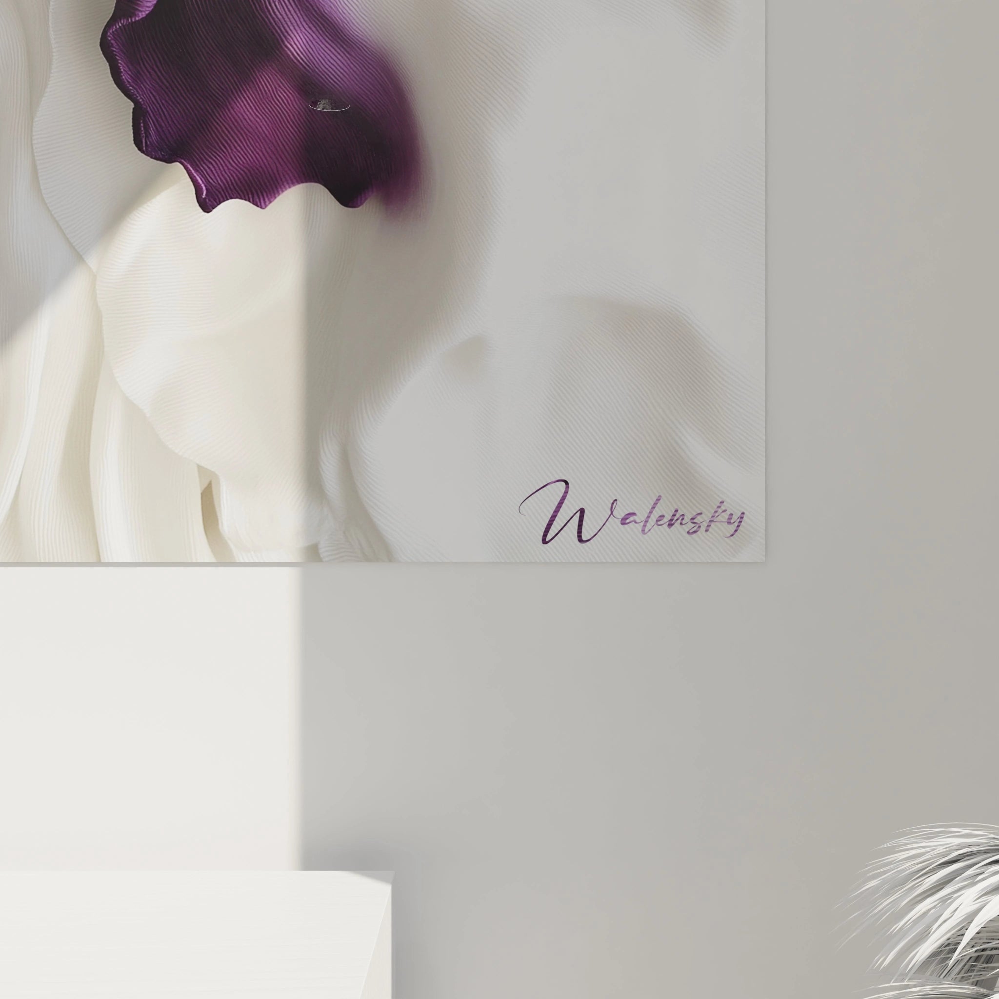 Un tableau Iris nature montrant un iris aux pétales violets dégradés vers le blanc, avec une texture plissée fine et un effet de lumière adoucissant les contours sur un arrière-plan clair et fluide.