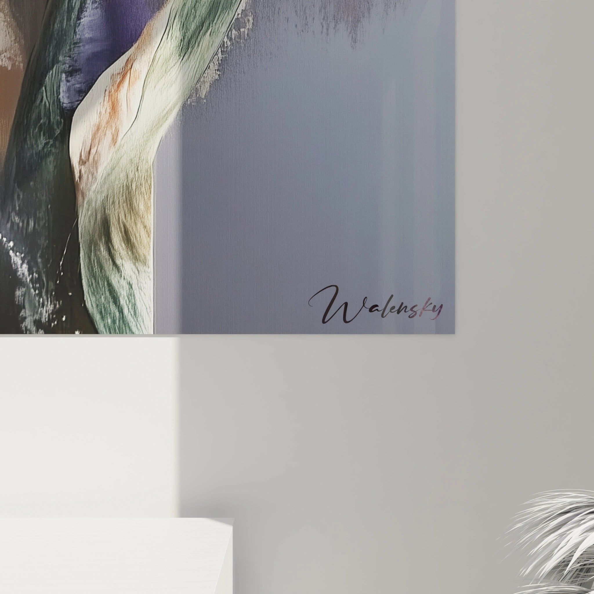 Un tableau Iris nature mettant en avant un iris en pleine floraison, avec des pétales aux nuances de violet et blanc, des détails fins et un effet de peinture texturée sur un arrière-plan dégradé.