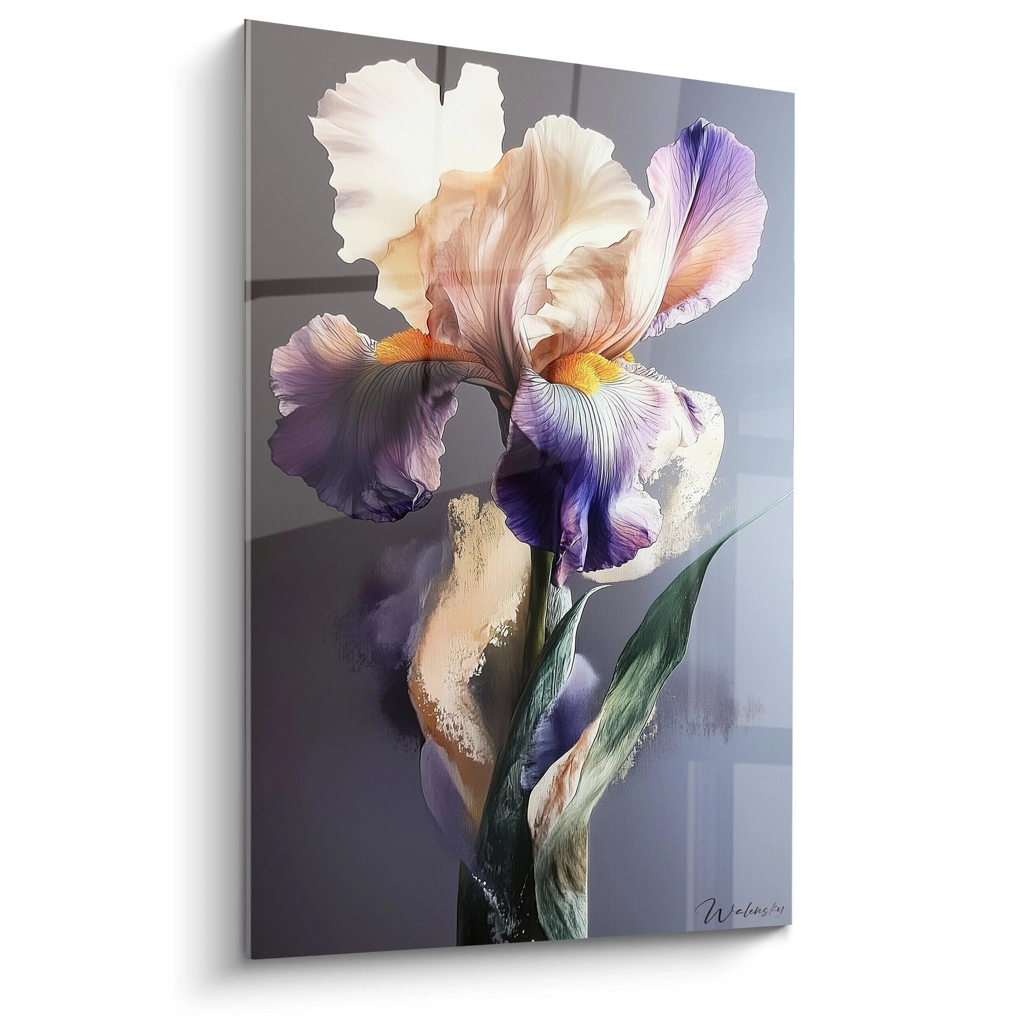 Un tableau Iris nature représentant une fleur aux pétales violet, blanc et jaune, avec des textures lisses et des effets de transparence sur un fond dégradé gris.
