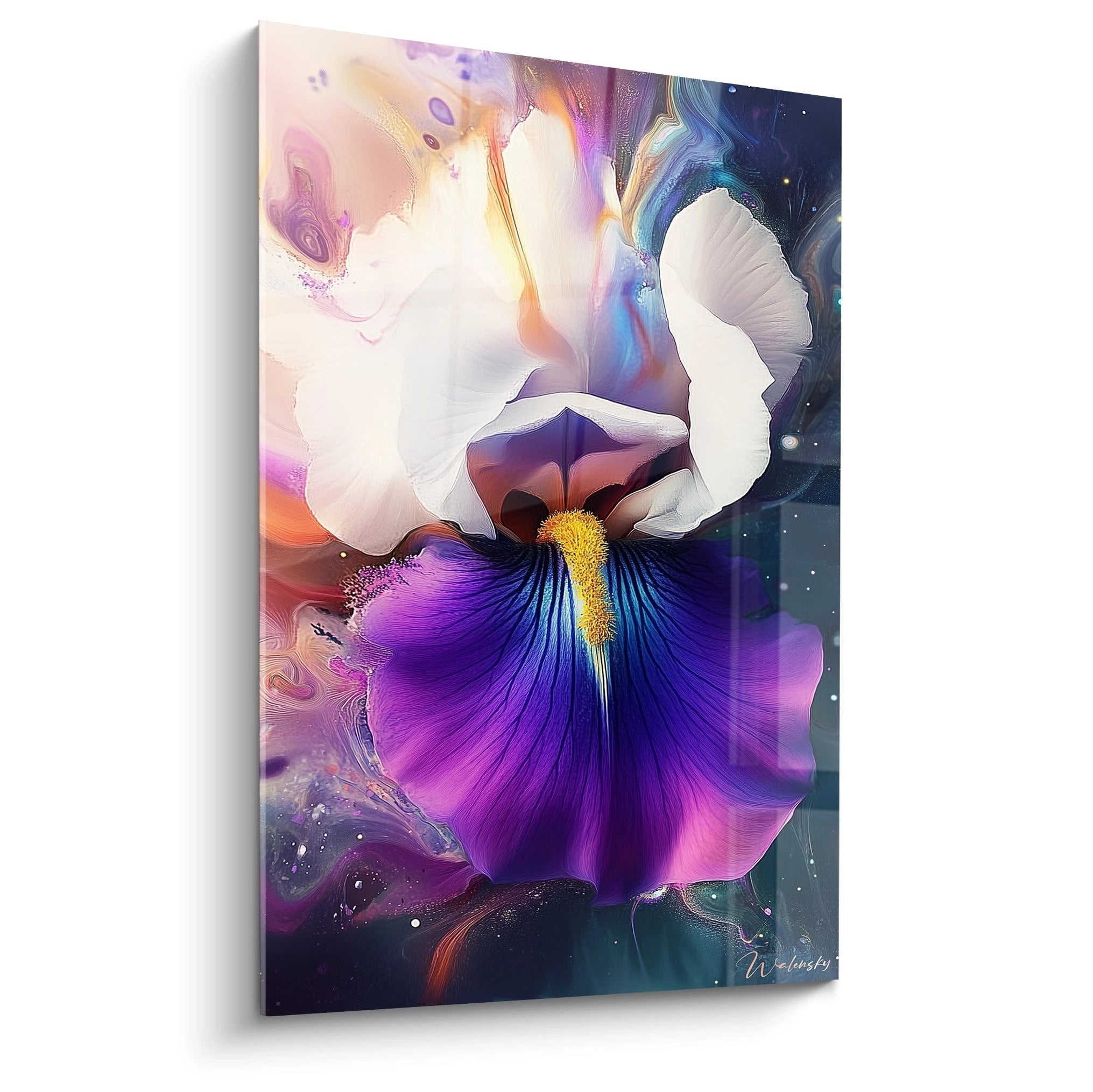 Un tableau iris nature représentant une fleur aux pétales violets et blancs, avec un centre jaune texturé, sur un fond fluide mêlant des teintes bleu marine, orange et rose.