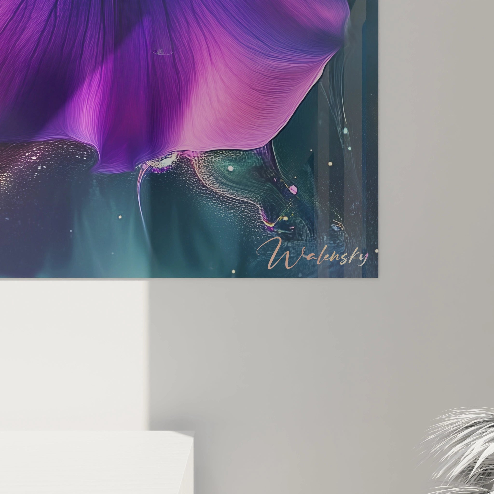 Ce tableau iris nature présente un iris stylisé avec des textures lisses et des couleurs vives, mêlant violet, blanc et jaune, sur un arrière-plan aux tons abstraits de bleu, rose et orange.