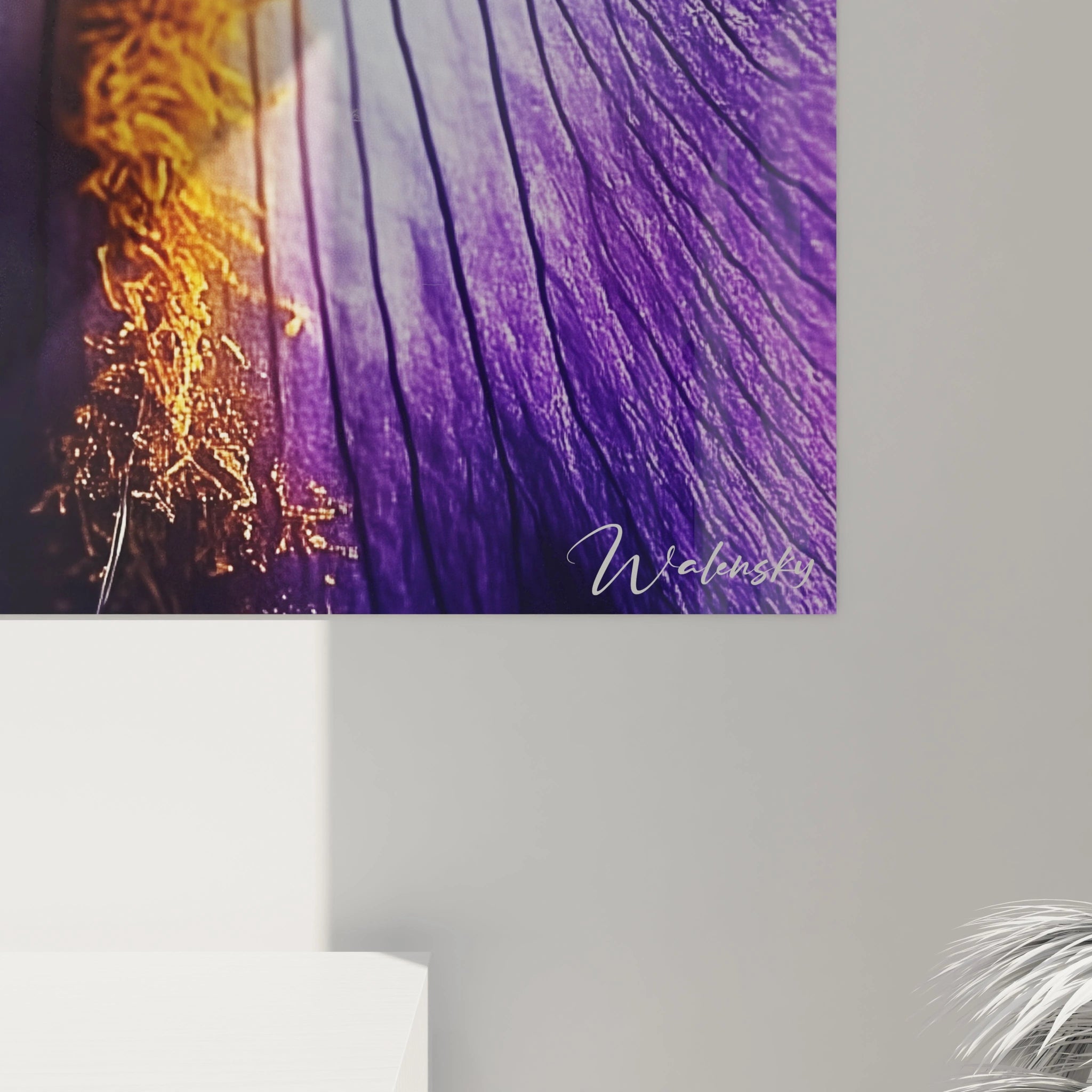 Un tableau Iris nature représentant une fleur d’iris avec des nuances de violet profond, un pistil jaune détaillé et des effets de lumière adoucissant les contours des pétales blancs et violets.