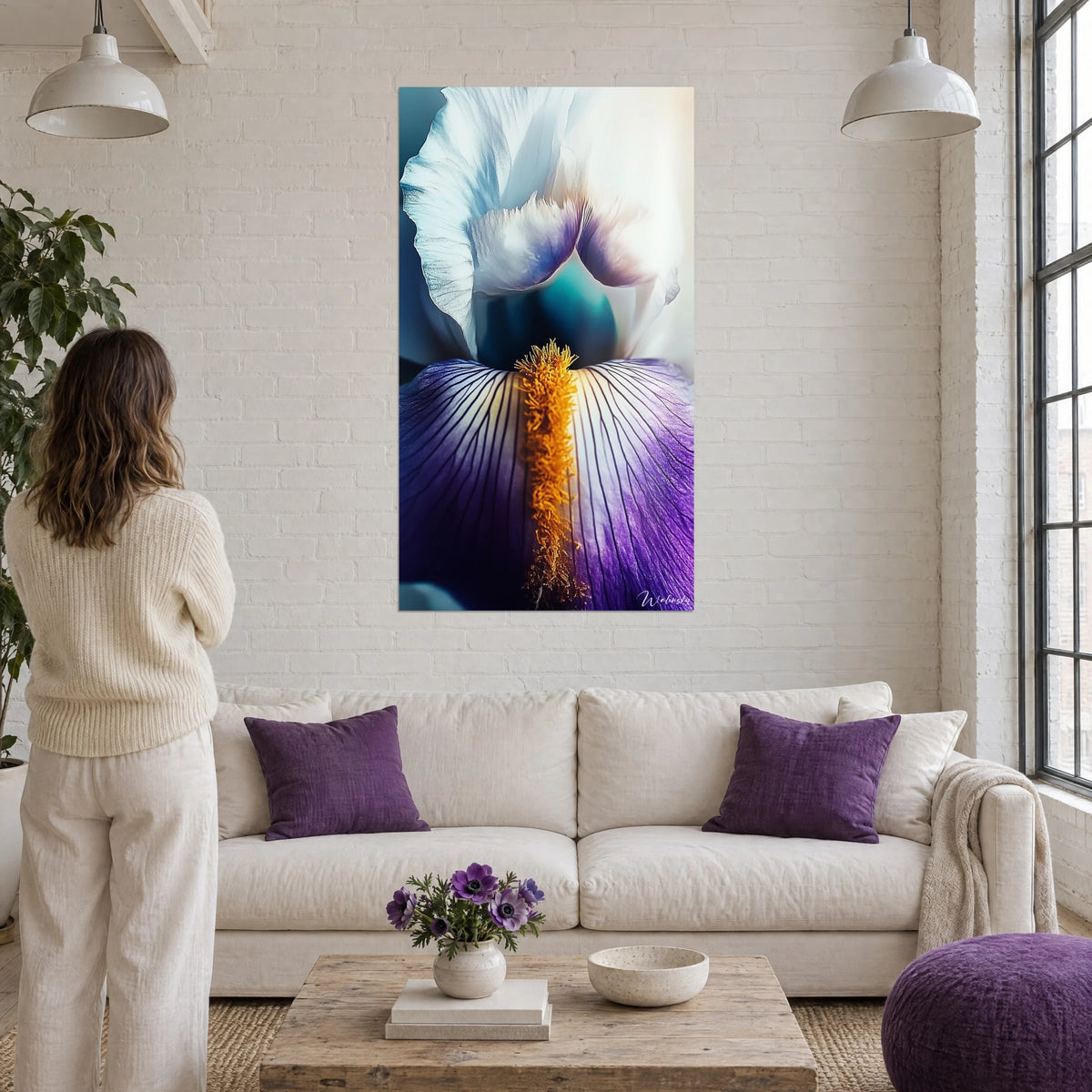 Schilderij Reusachtige iris in macro, geaderde paarse bloembladeren en gouden baard, voor een persoon van achteren, boven een bank in een lichte woonkamer