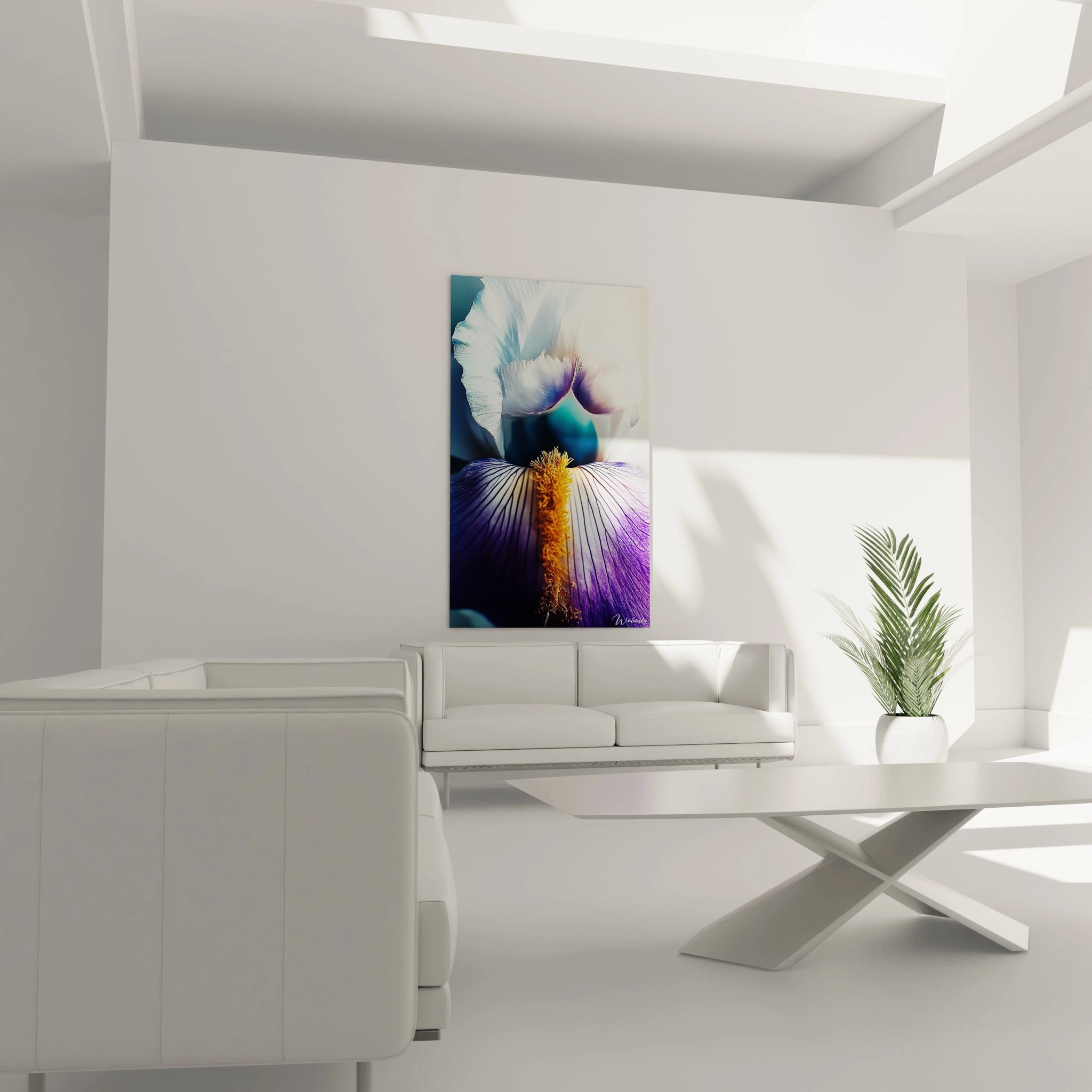 Un tableau Iris nature illustrant un iris en vue rapprochée, avec des pétales légers aux dégradés de blanc et violet, un centre jaune vif texturé et un effet lumineux diffus en arrière-plan.