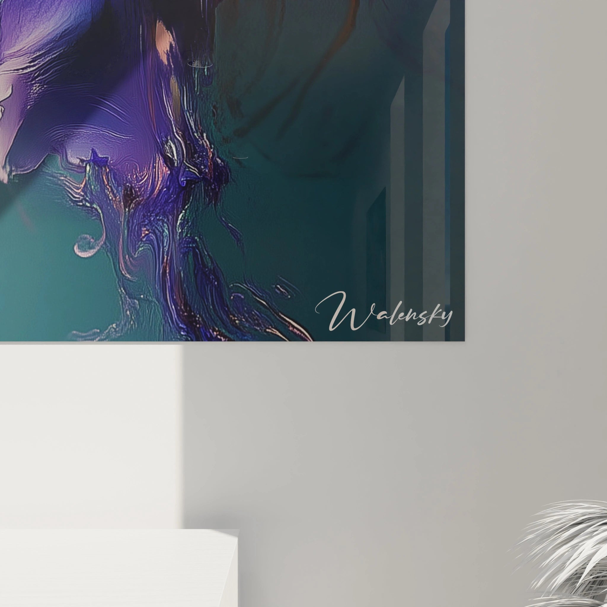 Un tableau iris nature figurant un iris aux formes ondulantes, dans des tons violets et blancs, contrastĂ© par un fond sombre. Les nuances dĂ©gradĂ©es et les lignes marquĂ©es accentuent lâaspect organique.