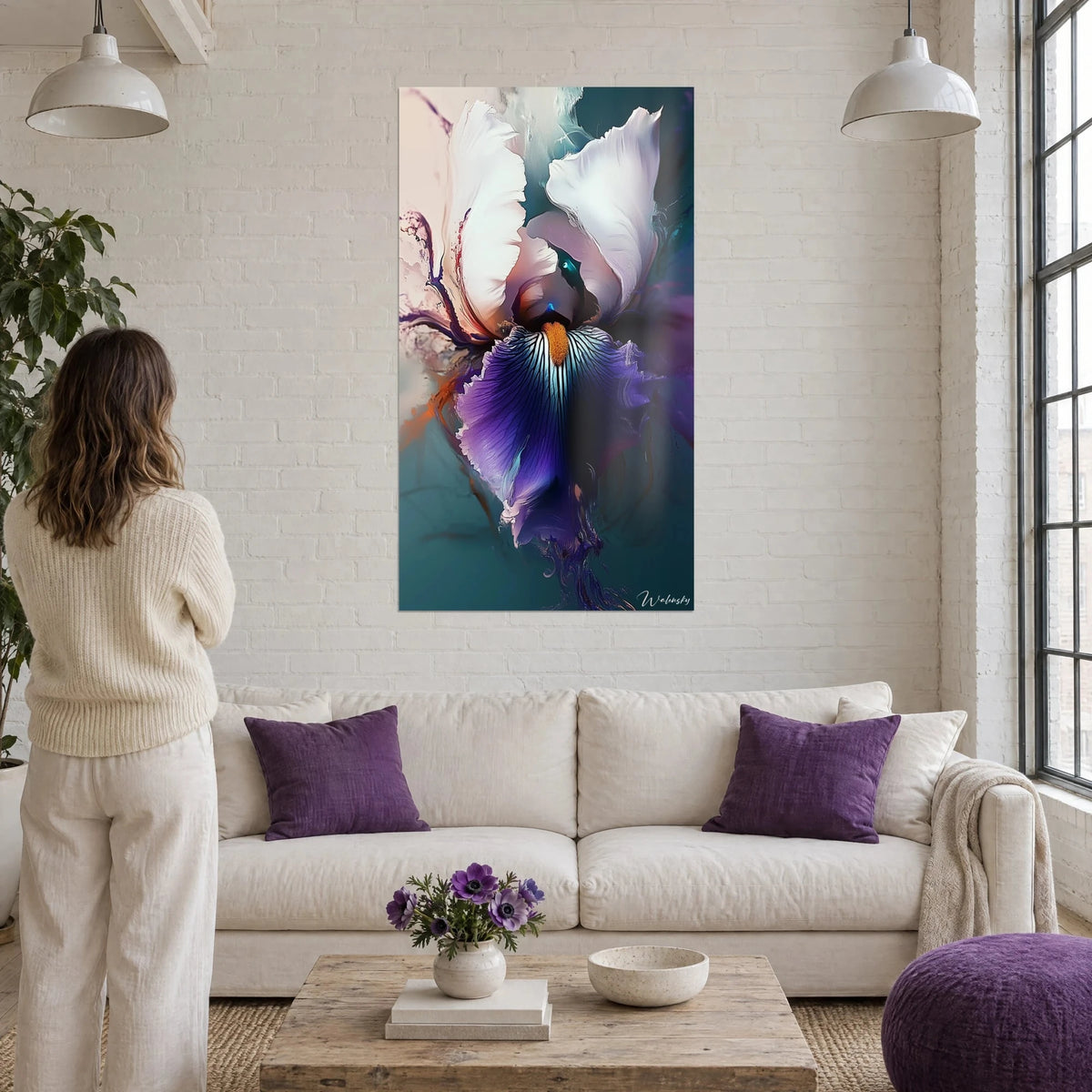 Tableau iris en gros plan aux pétales blancs et violet profond, éclaboussures turquoise, au-dessus d'un canapé dans un salon lumineux