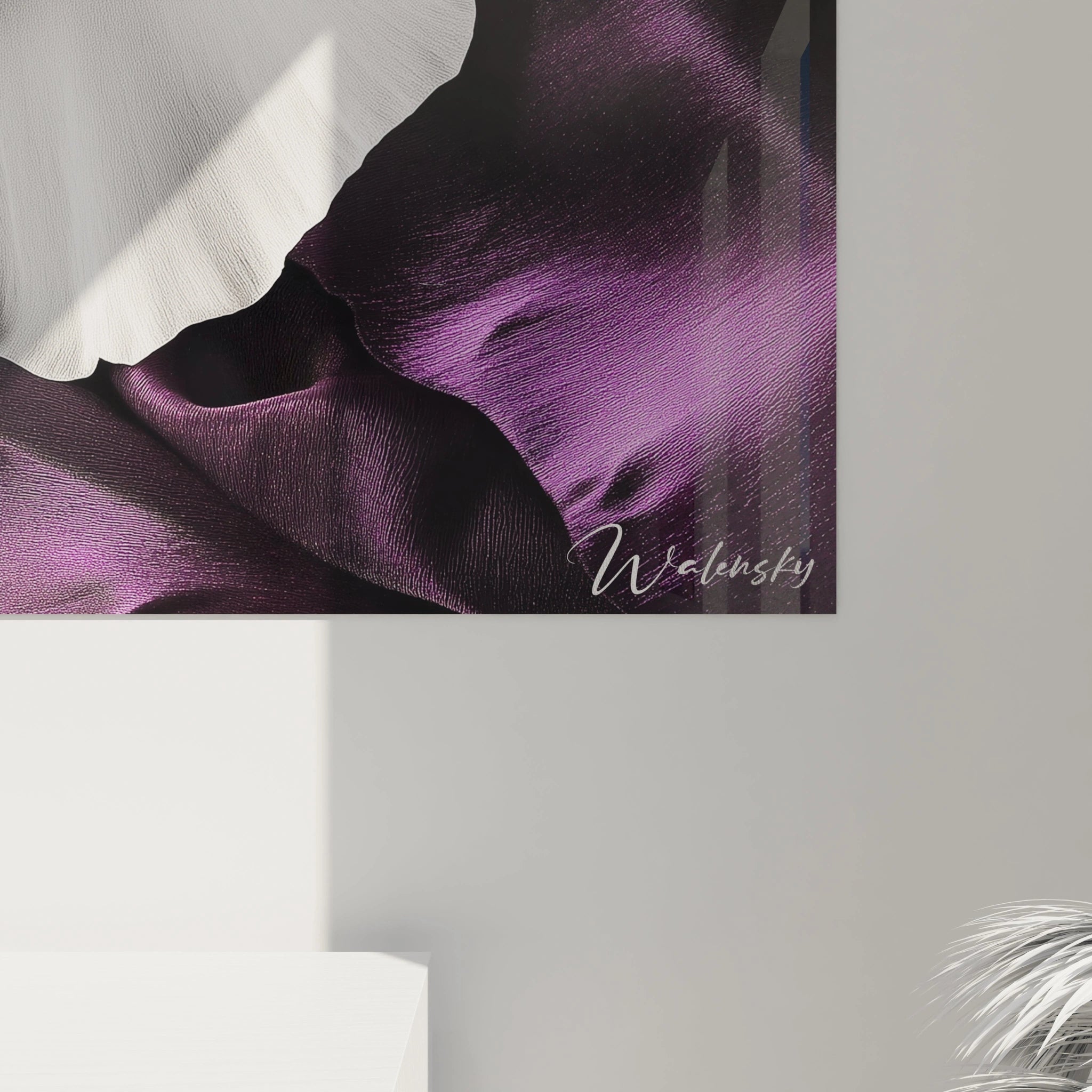 Un tableau Iris nature illustrant des pétales enchevêtrés, jouant sur un contraste de violet profond et de blanc lumineux, avec une texture légèrement satinée et des contours bien définis.