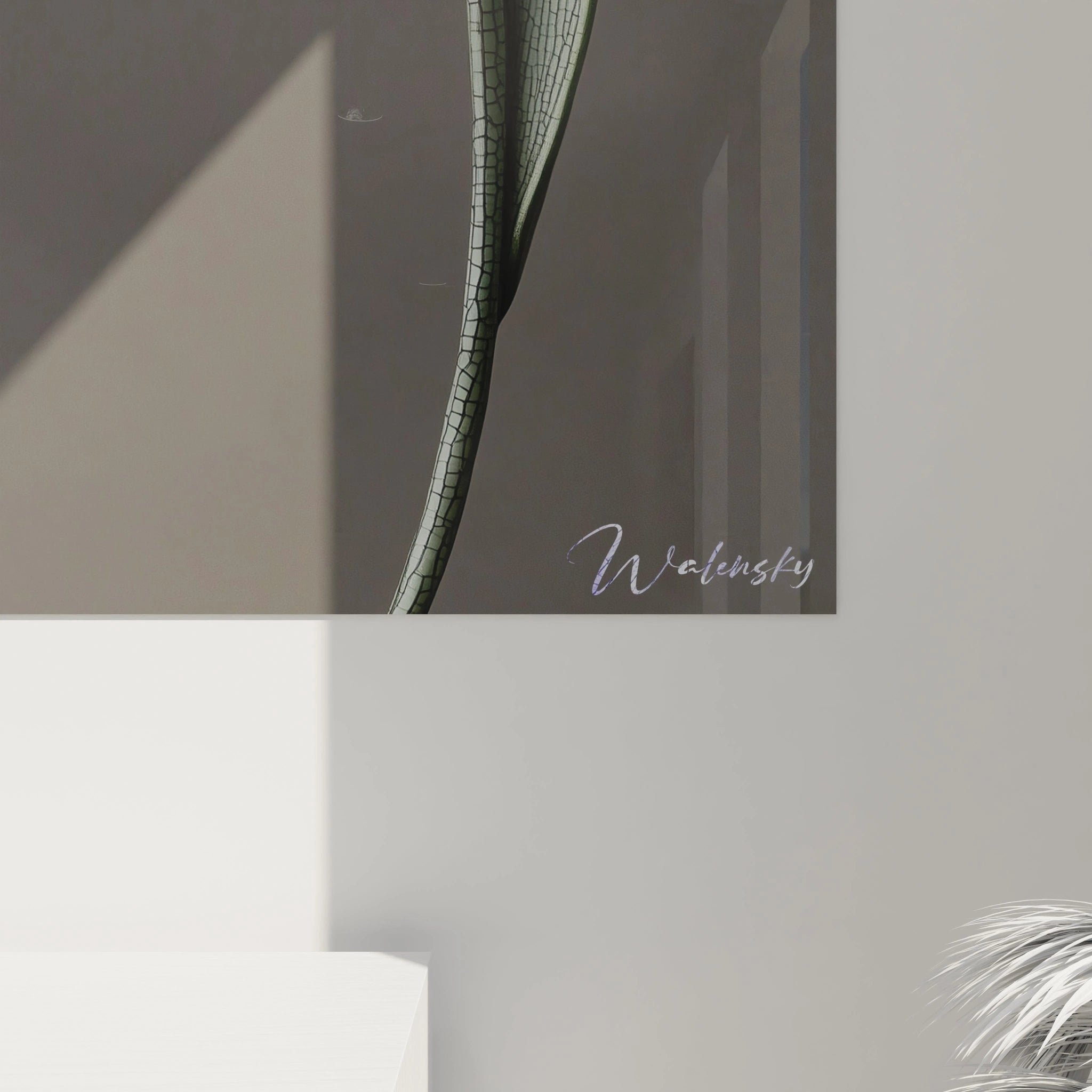 Un tableau Iris nature montrant une fleur élancée avec des pétales aux textures marquées, en violet, blanc et argent, contrastant avec un fond gris uni et une tige verte détaillée.