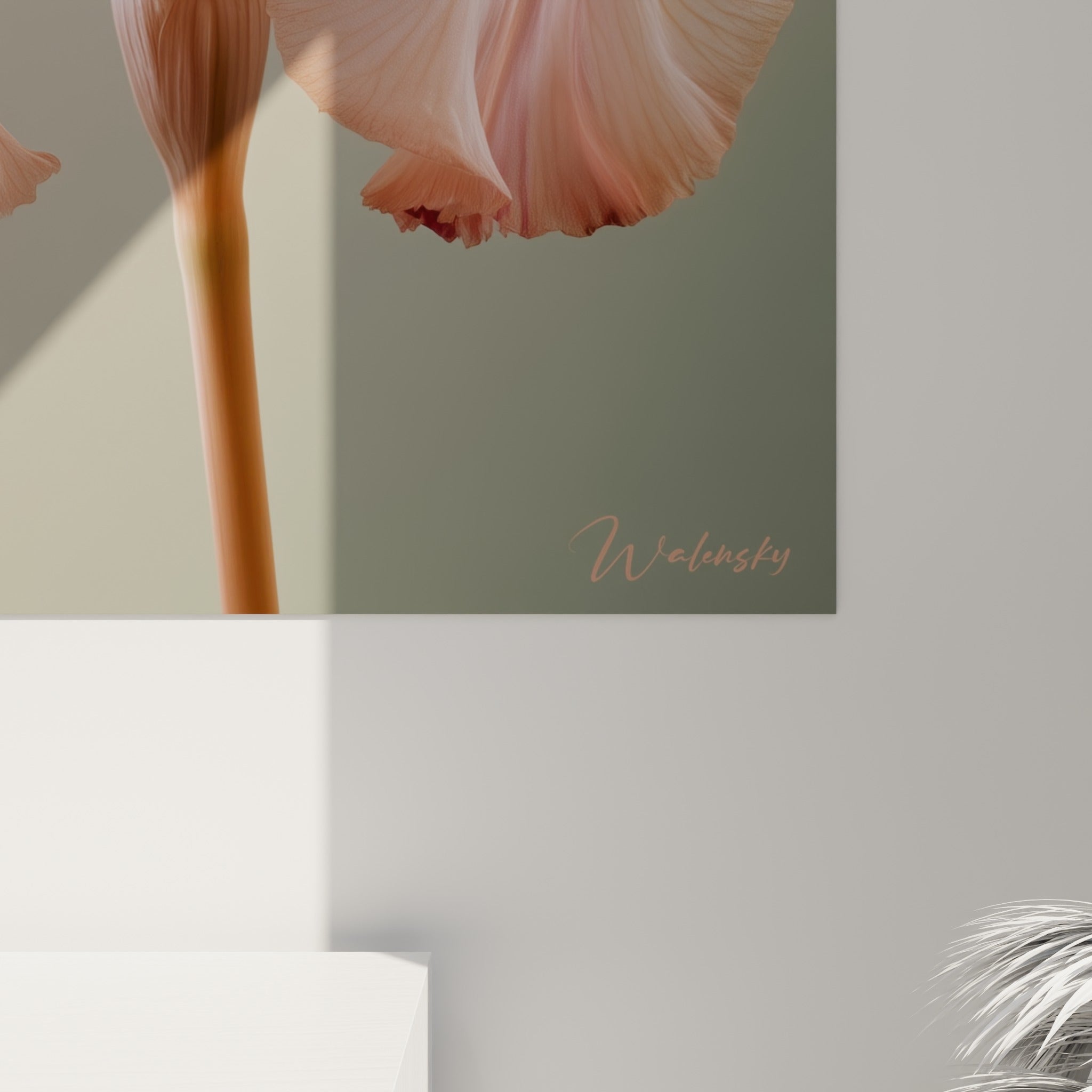 Nervures fines et coulures rosées visibles sur la texture soyeuse de l'iris peint