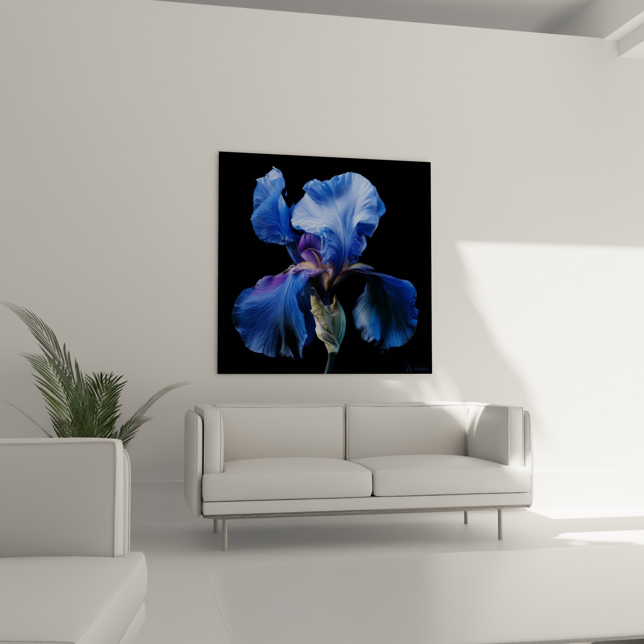 Pétales bleu marine et touches ocre de l'iris accrochés au-dessus d'un canapé dans un salon lumineux