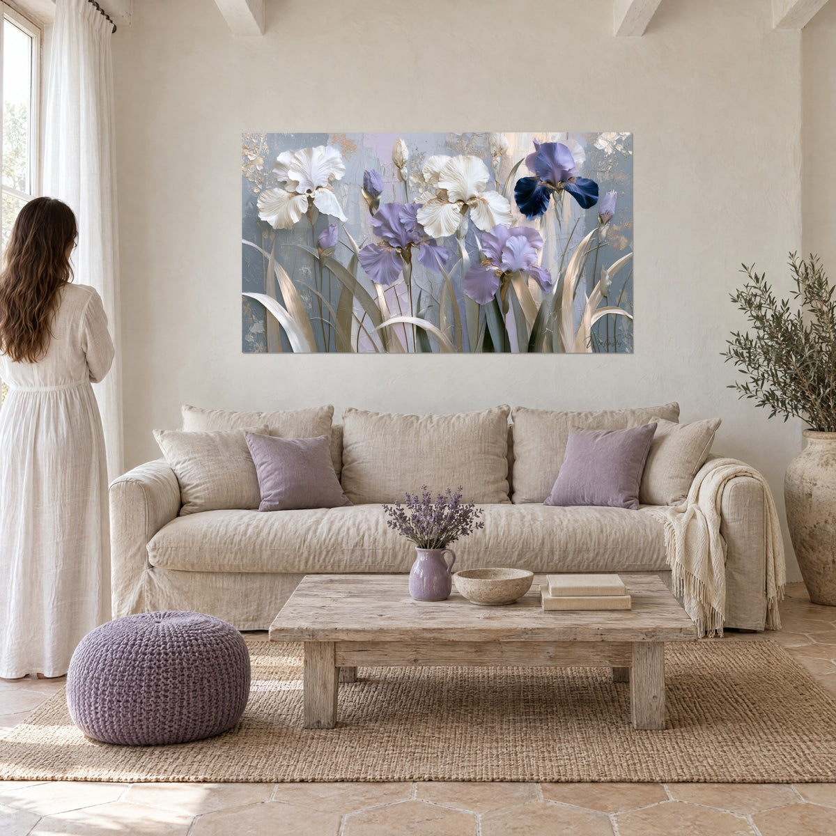 Cuadro de iris blancos de pétalos ondulados sobre fondo gris azulado, toques dorados, encima de un sofá en un salón luminoso