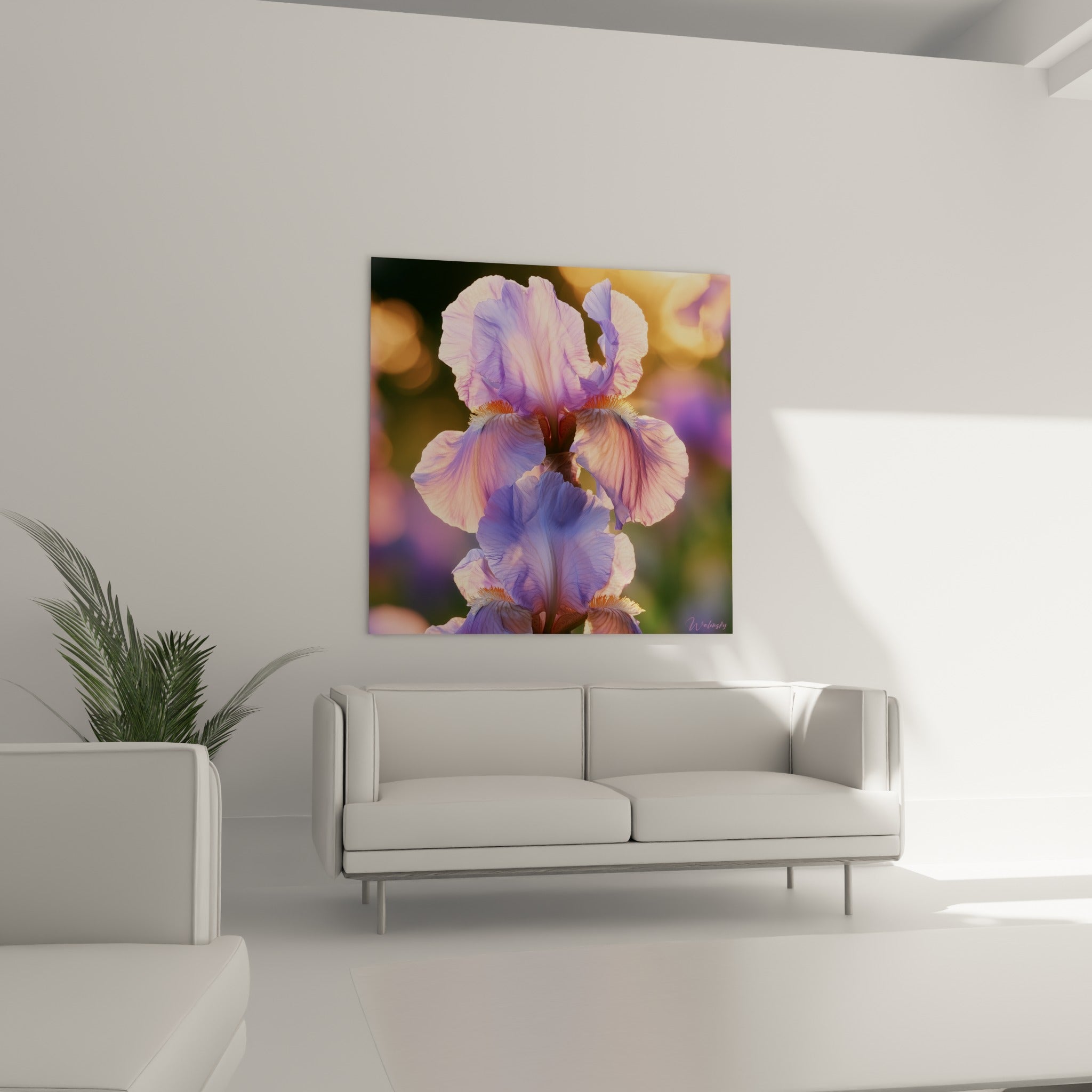 Iris pastel et doré à la texture translucide, disposé au-dessus d'un canapé dans un salon lumineux