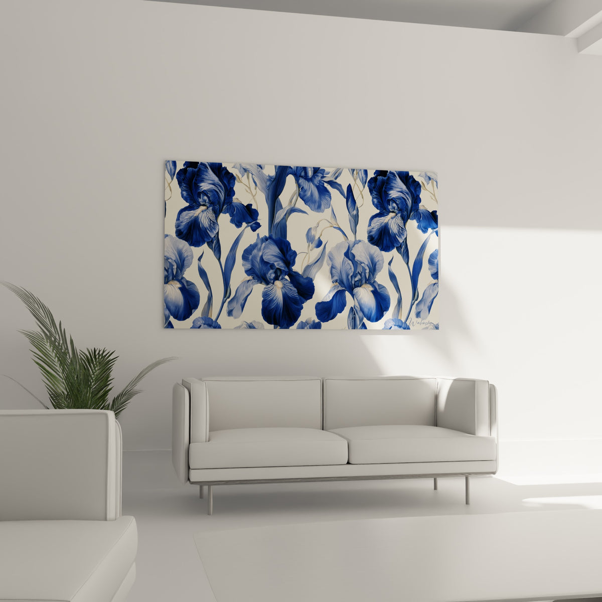 Motif floral iris bleu marine et bleu pastel accroché au-dessus d'un canapé dans un salon lumineux