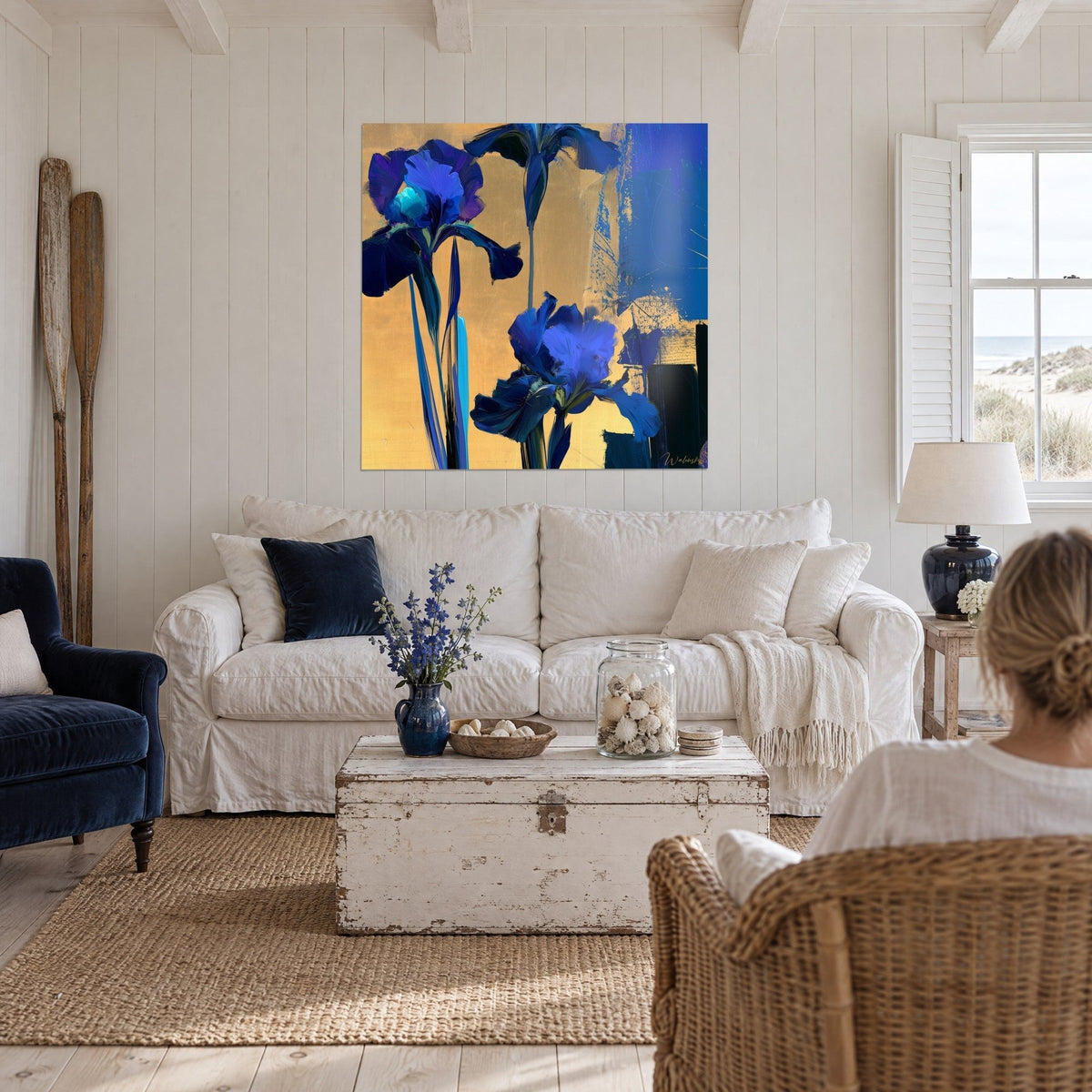 Cuadro iris azul medianoche con pétalos arrugados sobre fondo dorado, pinceladas gruesas, encima de un sofá en un salón luminoso
