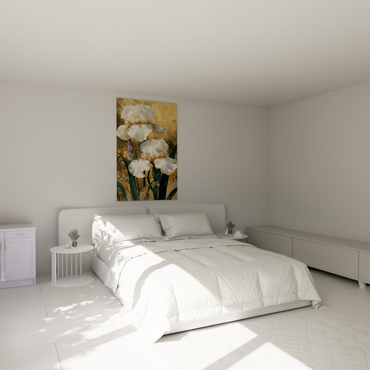 Deux iris blancs et fond doré patiné accrochés au-dessus d'un lit dans une chambre claire