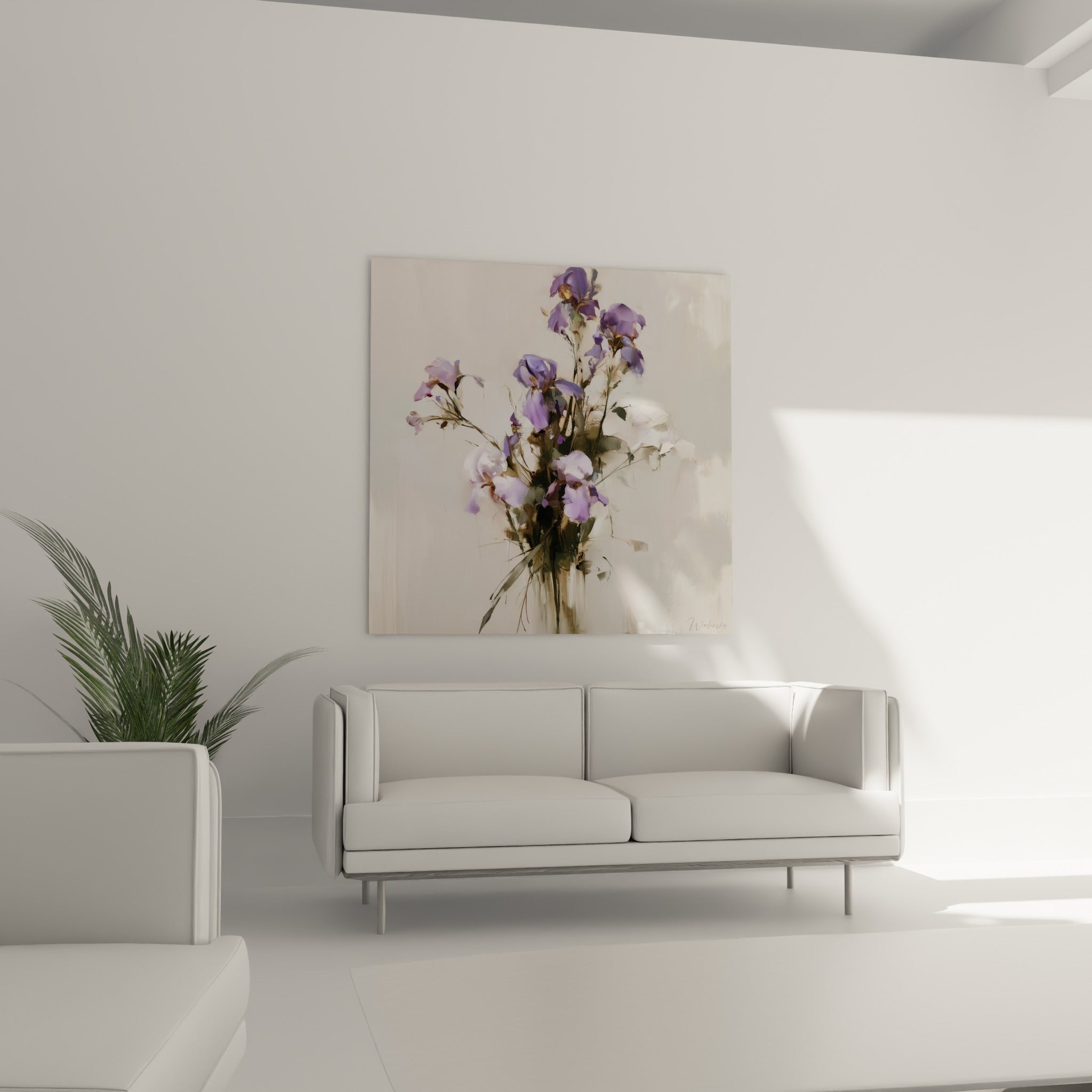 Iris violet et blanc au geste pictural délicat au-dessus d'un canapé dans un salon lumineux