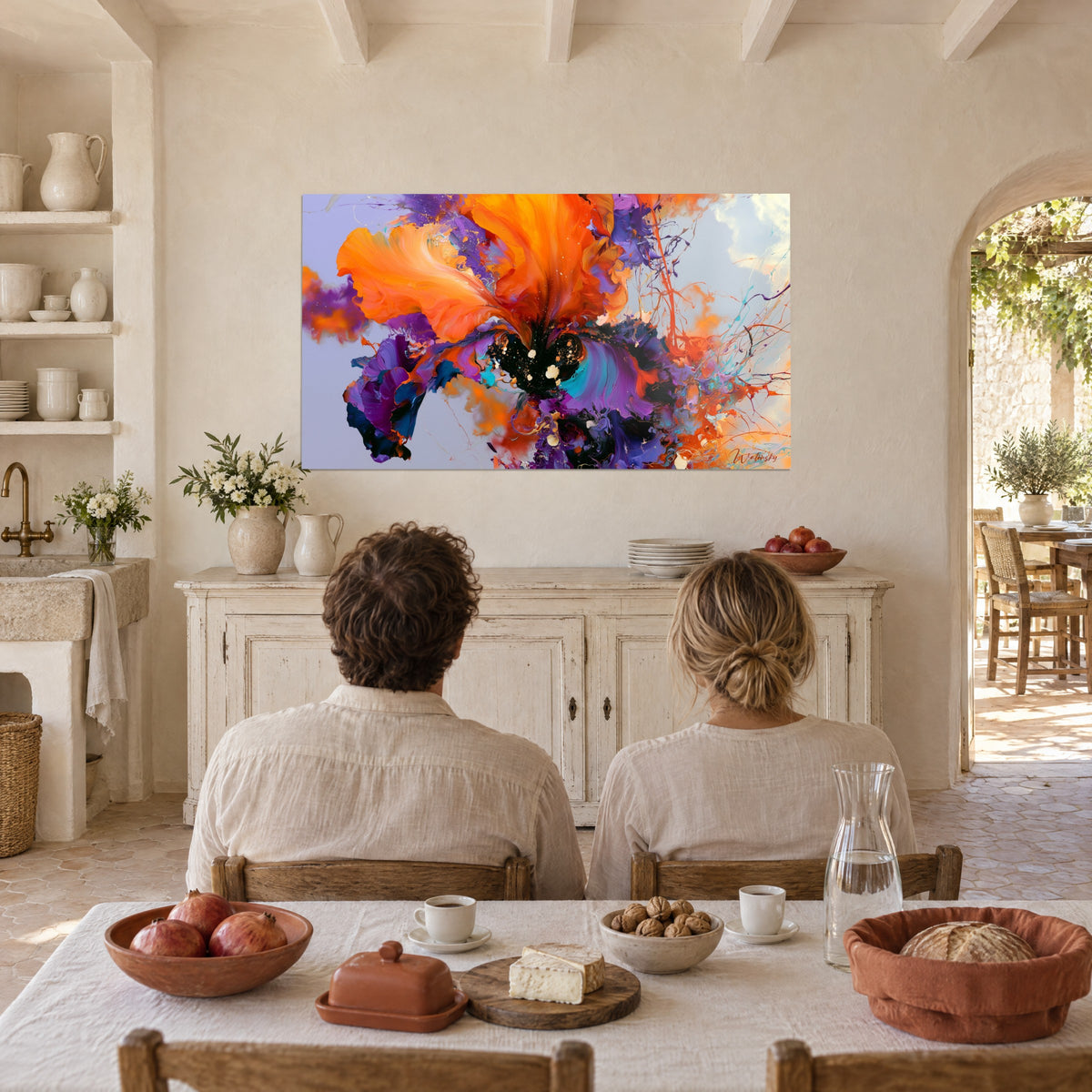 Schilderij bloem geschilderd met dikke penseelstreken van feloranje en indigo, bekeken door een koppel van achteren aan tafel in een Provençaalse boerderij