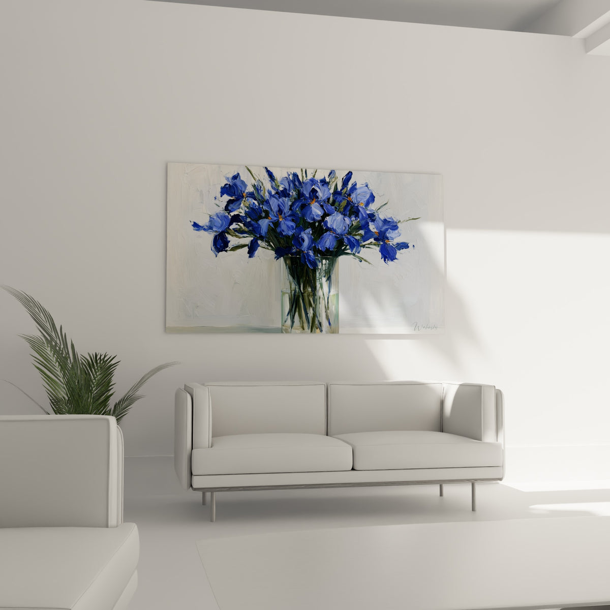 Fleurs d'iris bleu lavande et blanc cassé en bouquet, au-dessus d'un canapé dans un salon lumineux