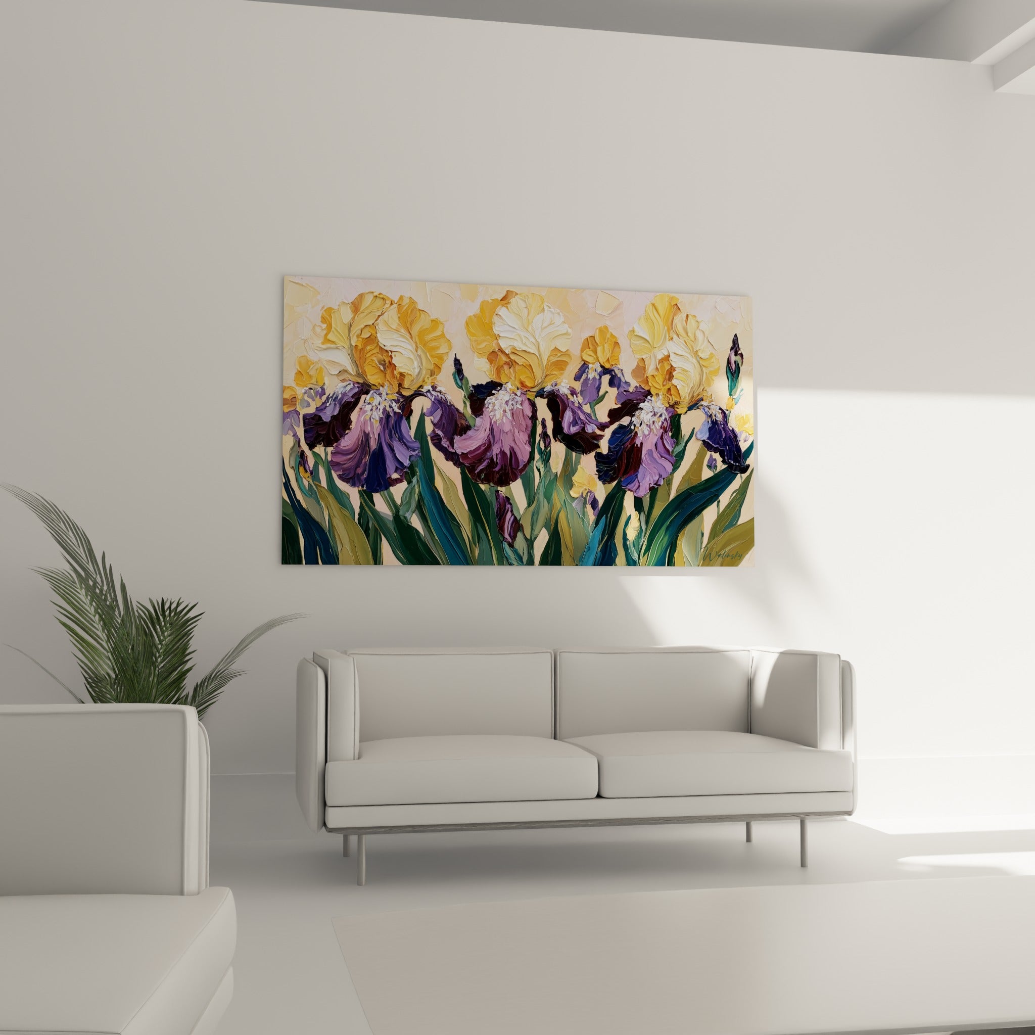 Fleurs d'iris safran et violet aubergine peintes en relief, suspendues au-dessus d'un canapé dans un salon lumineux